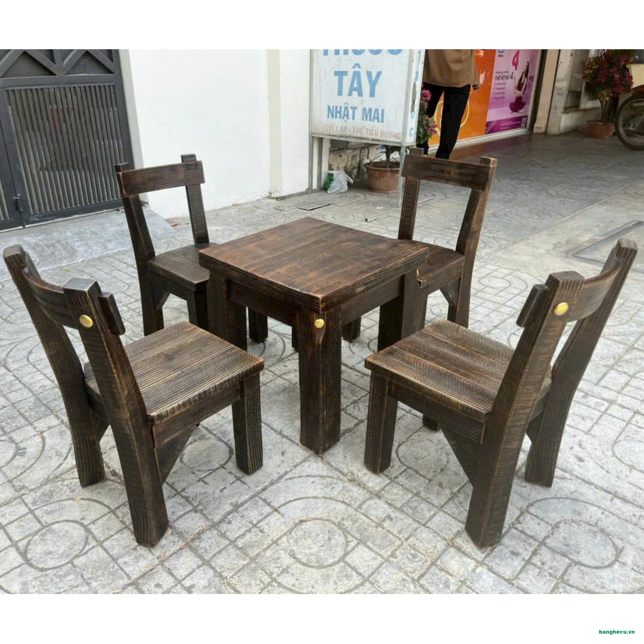 Bàn ghế gỗ quán ăn có tựa màu cổ điển