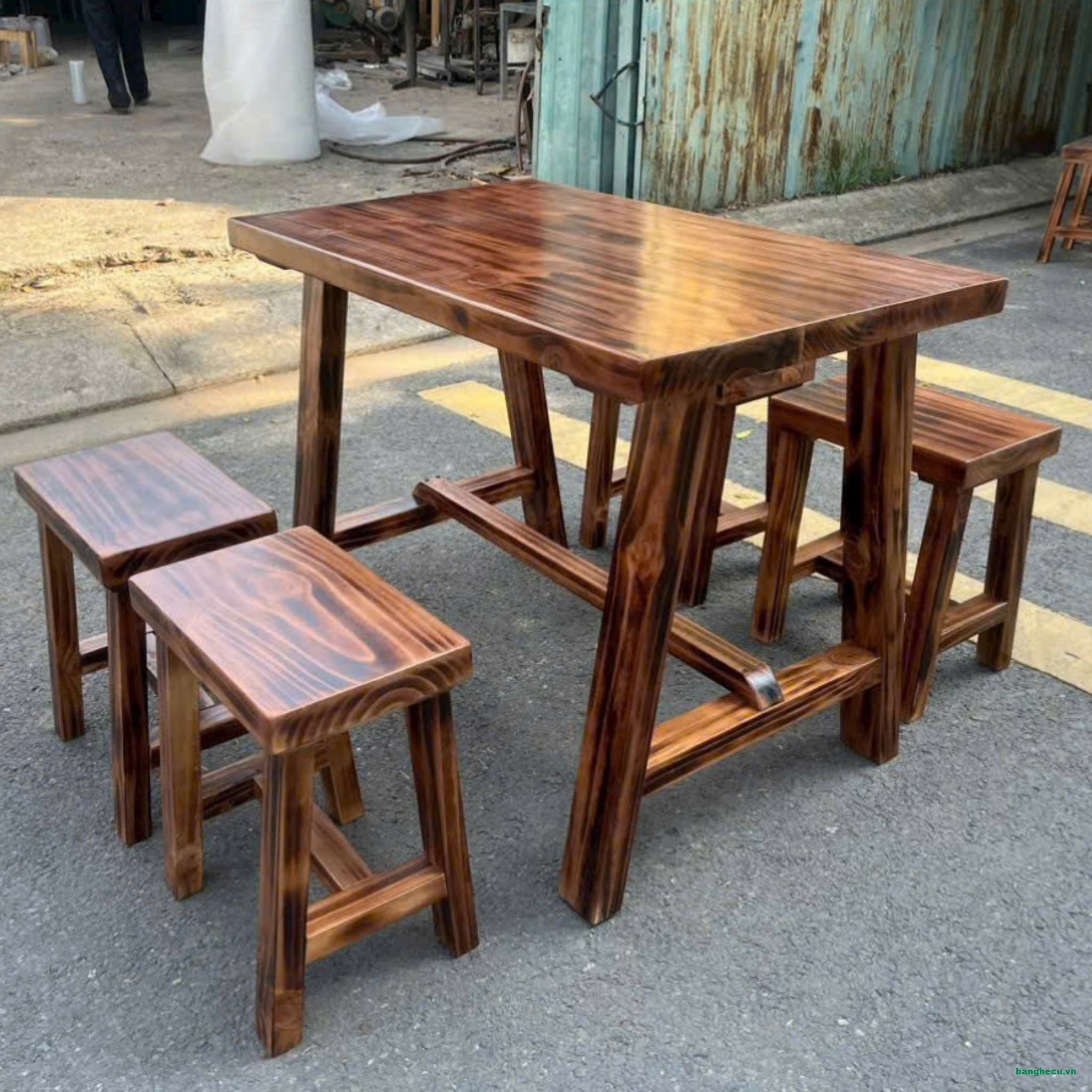 Bộ bàn ghế ngoài trời 4 ghế đôn tồn kho