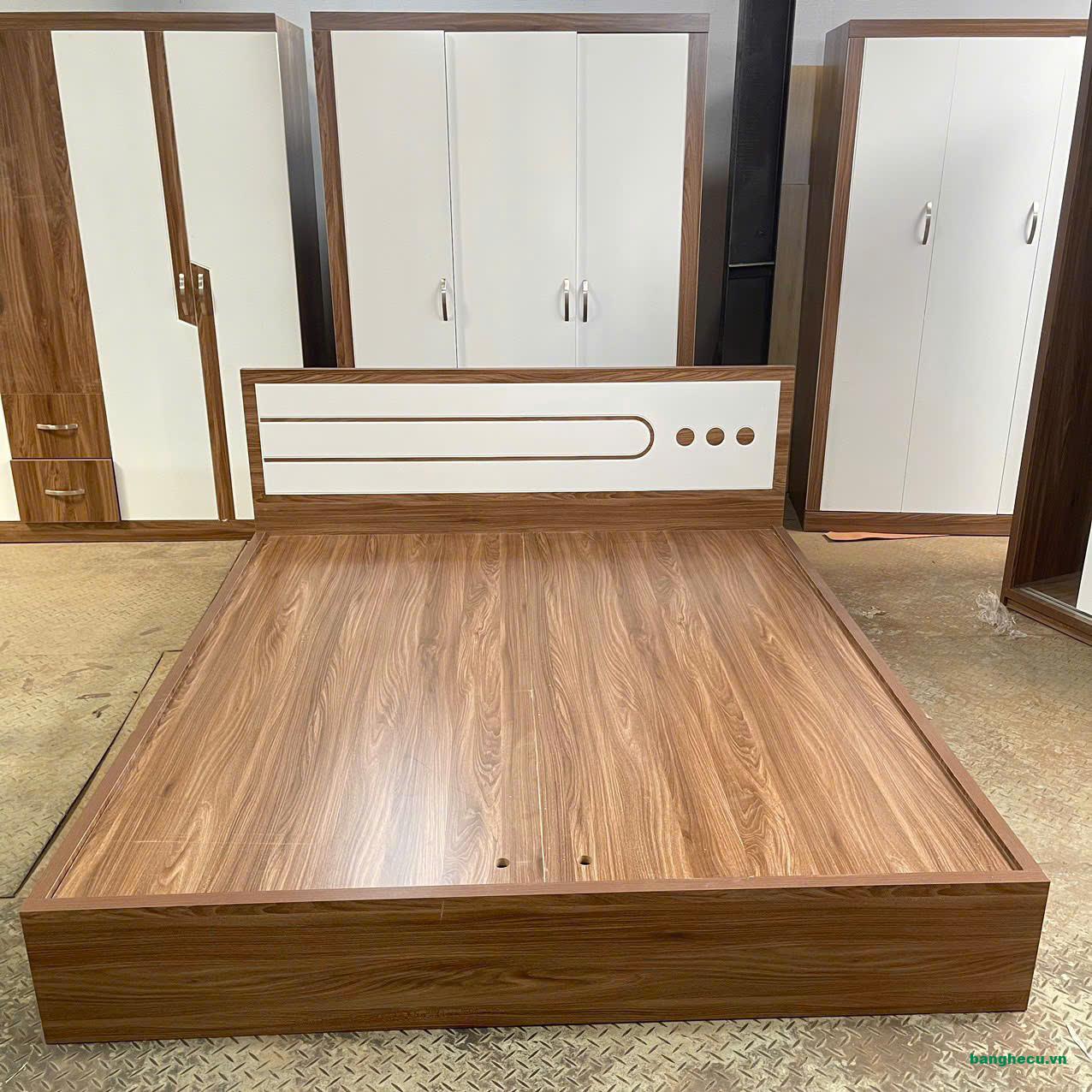 Giường gỗ MDF màu nâu ốp chỉ đầu giường cao cấp