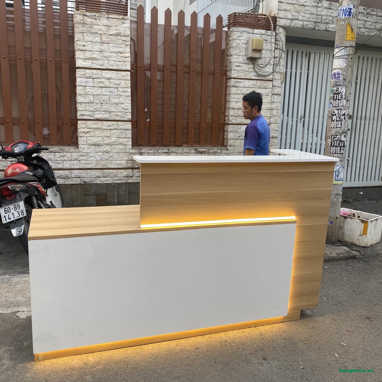 Quầy lễ tân, quầy thu ngân 2m có LED cao cấp