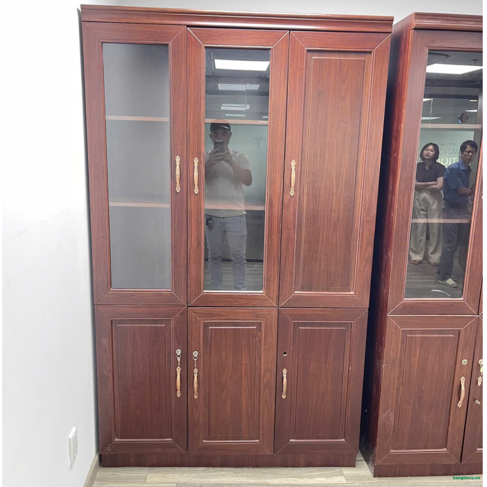 Tủ hồ sơ gỗ MDF màu nâu cửa kính 1m2x2m mới 90%