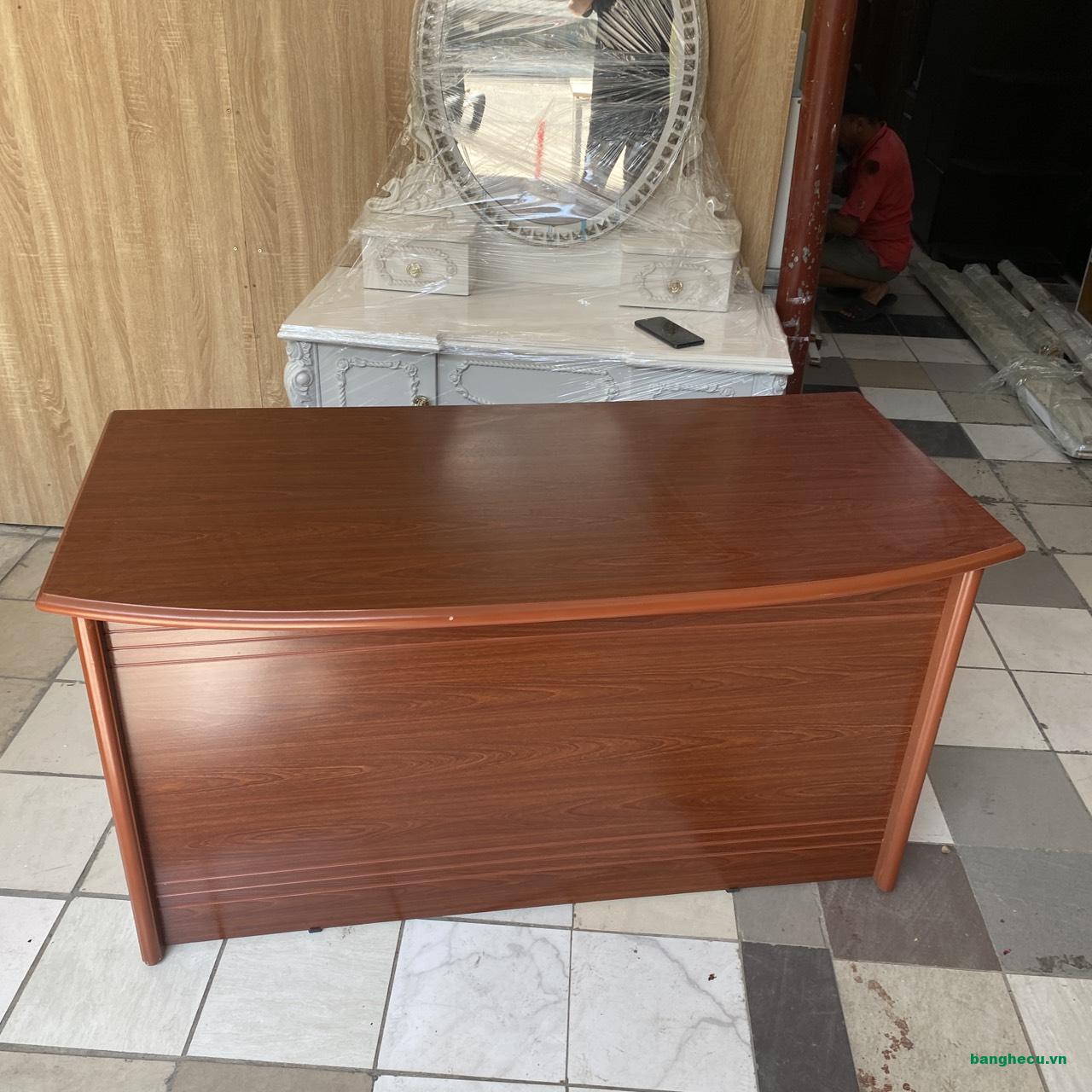Bàn giám đốc 1m4x70cm gỗ MDF màu nâu không hộc