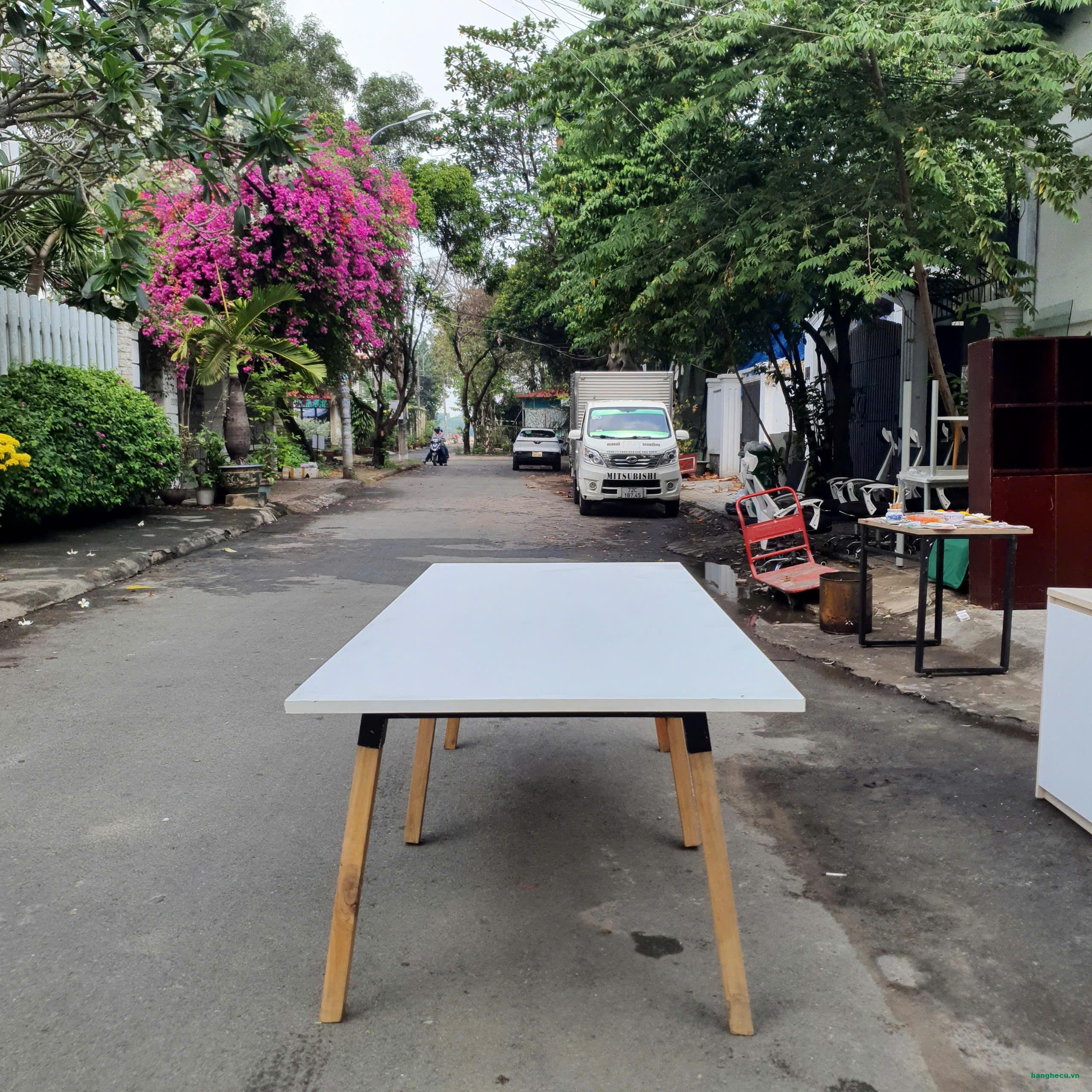 Bàn họp văn phòng dài 2m4 chân gỗ tự nhiên mới 90% - Ảnh 5