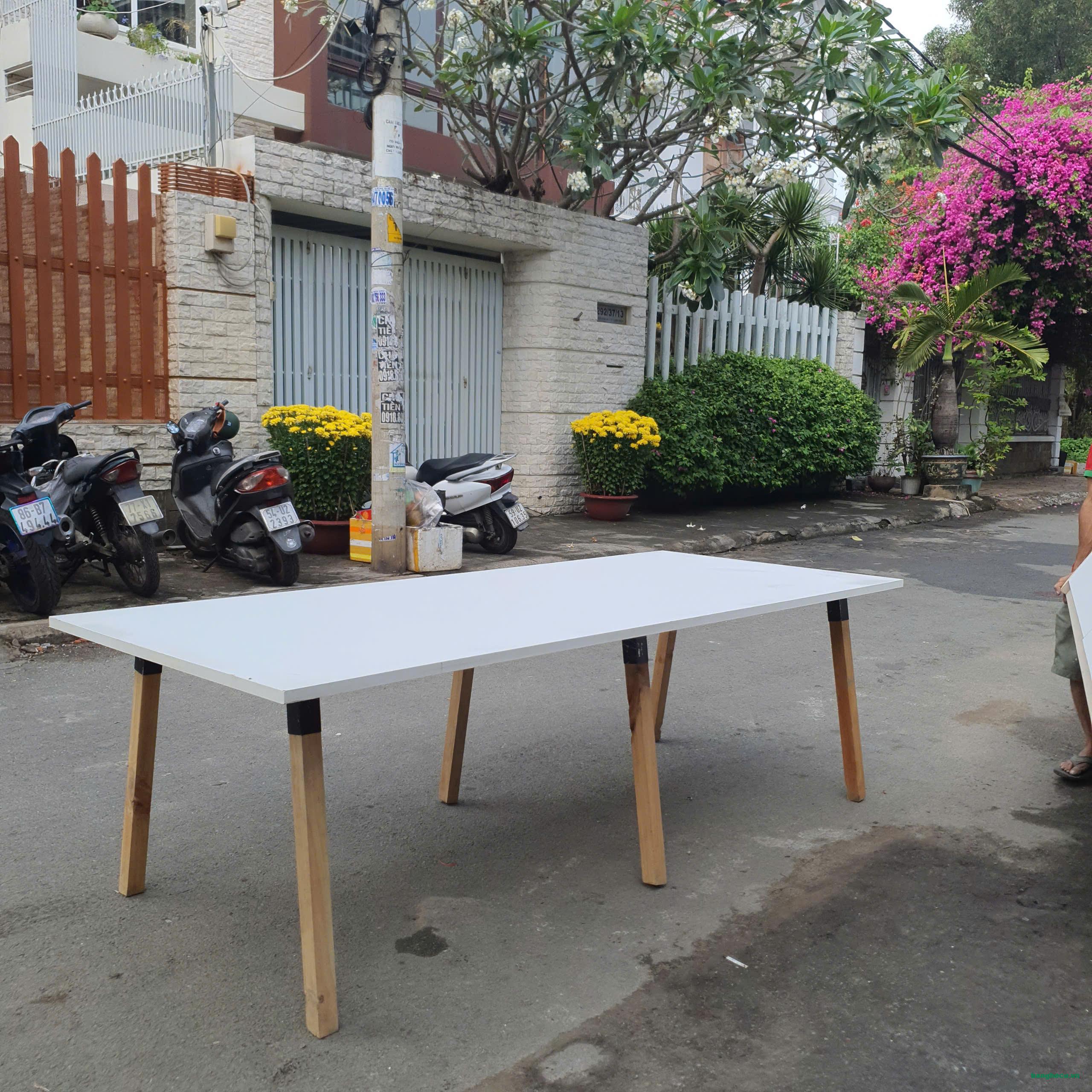 Bàn họp văn phòng dài 2m4 chân gỗ tự nhiên mới 90% - Ảnh 4