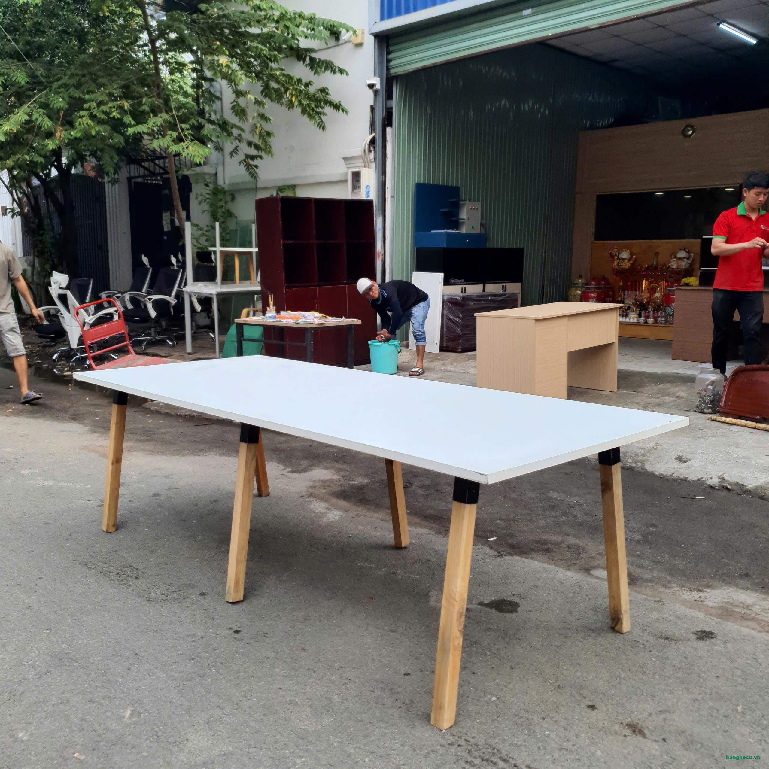 Bàn họp văn phòng dài 2m4 chân gỗ tự nhiên mới 90%