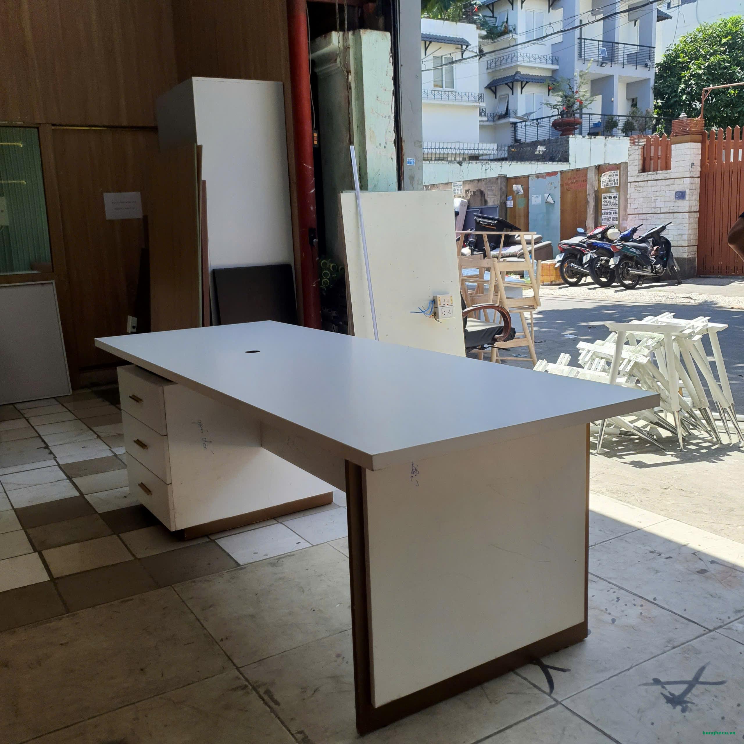 Bàn giám đốc 2m4x80cm màu trắng hiện đại thanh lý