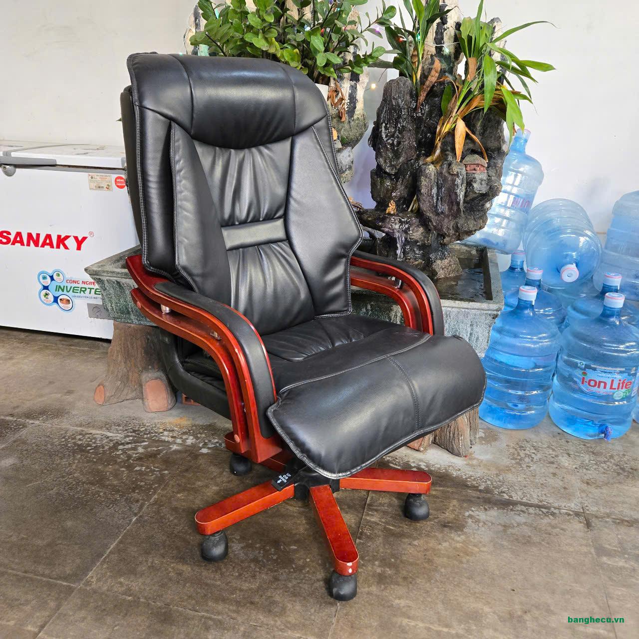 Ghế xoay Giám đốc bọc da màu đen khung gỗ mới 90%