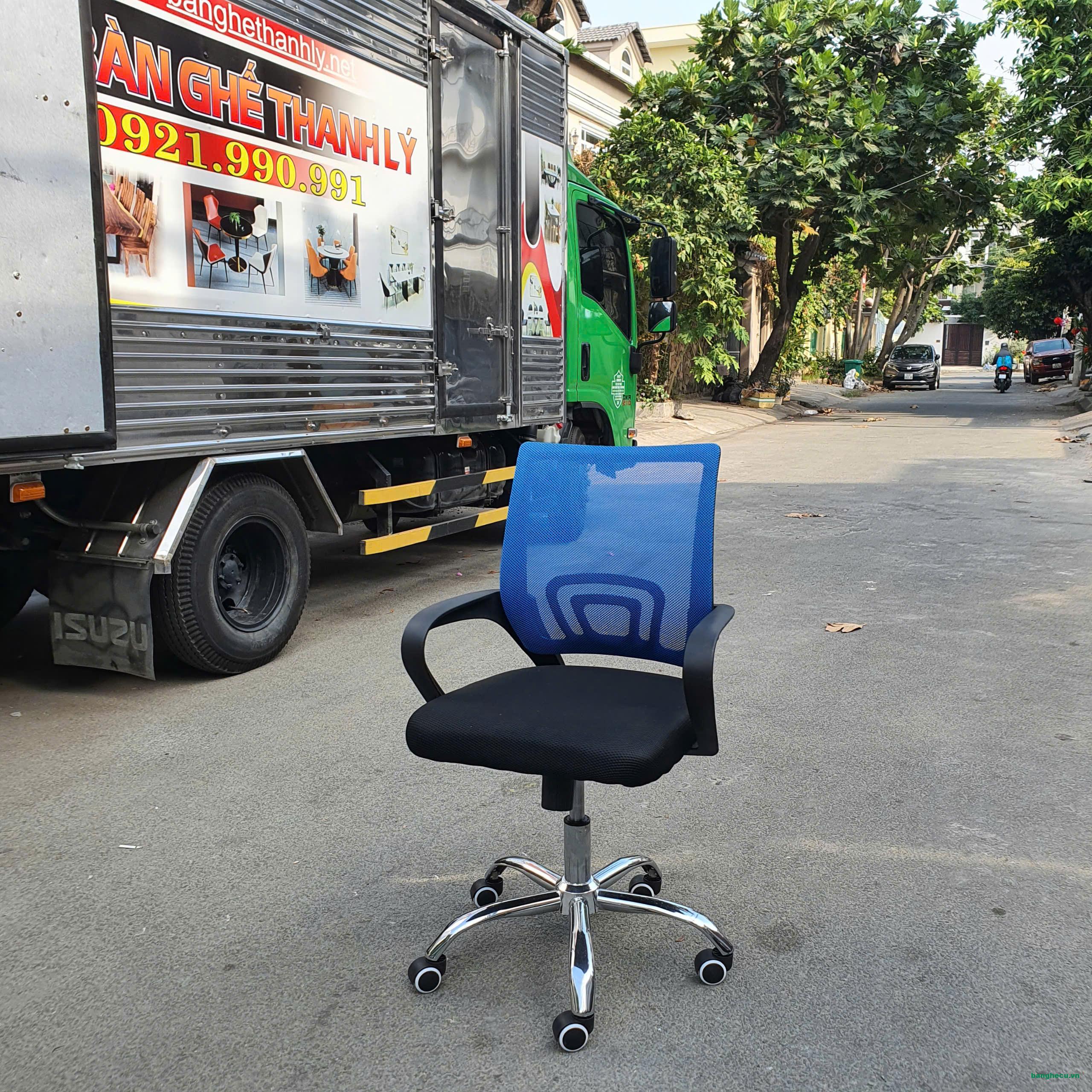 Ghế xoay văn phòng lưng lưới màu xanh mới 90% - Ảnh 2