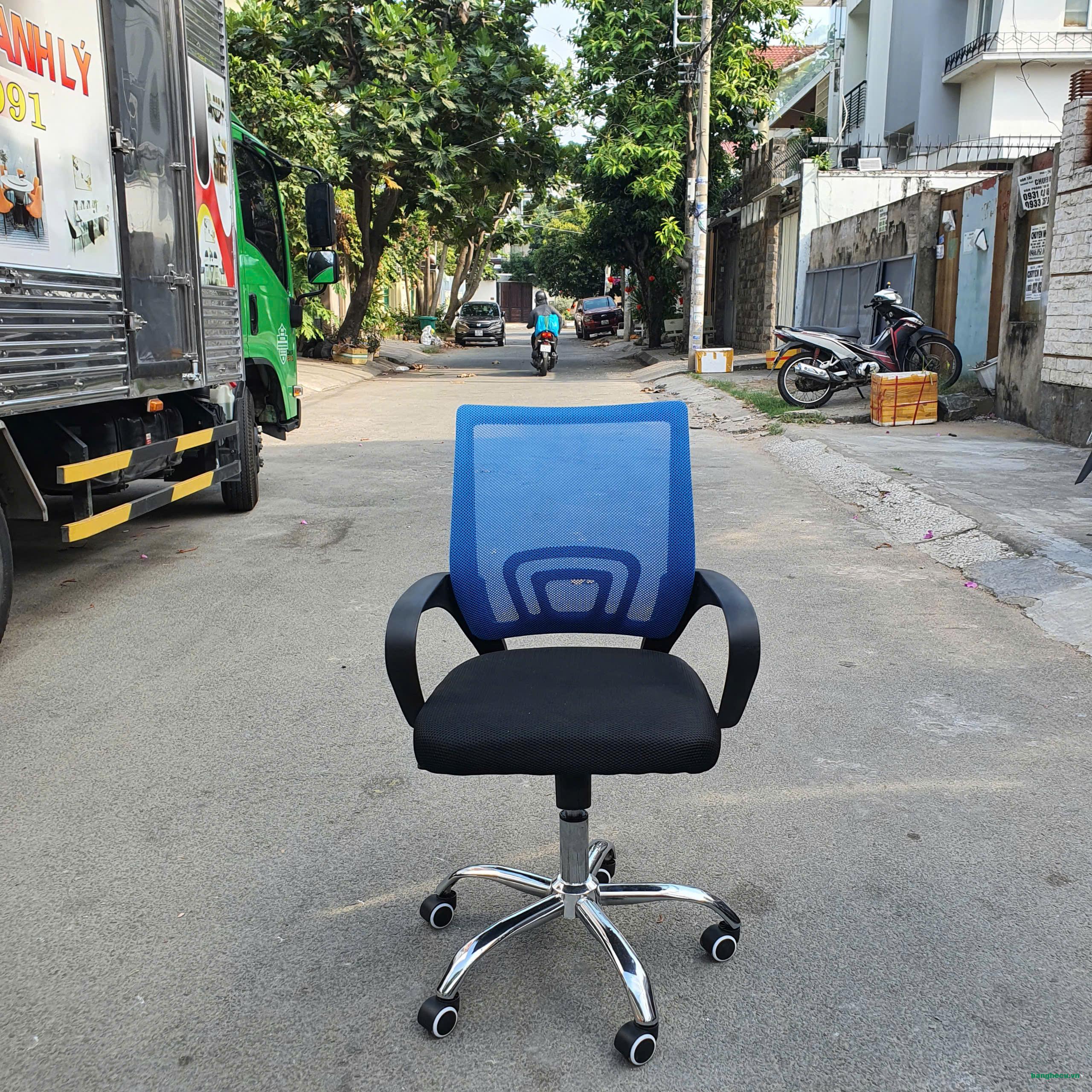 Ghế xoay văn phòng lưng lưới màu xanh mới 90%