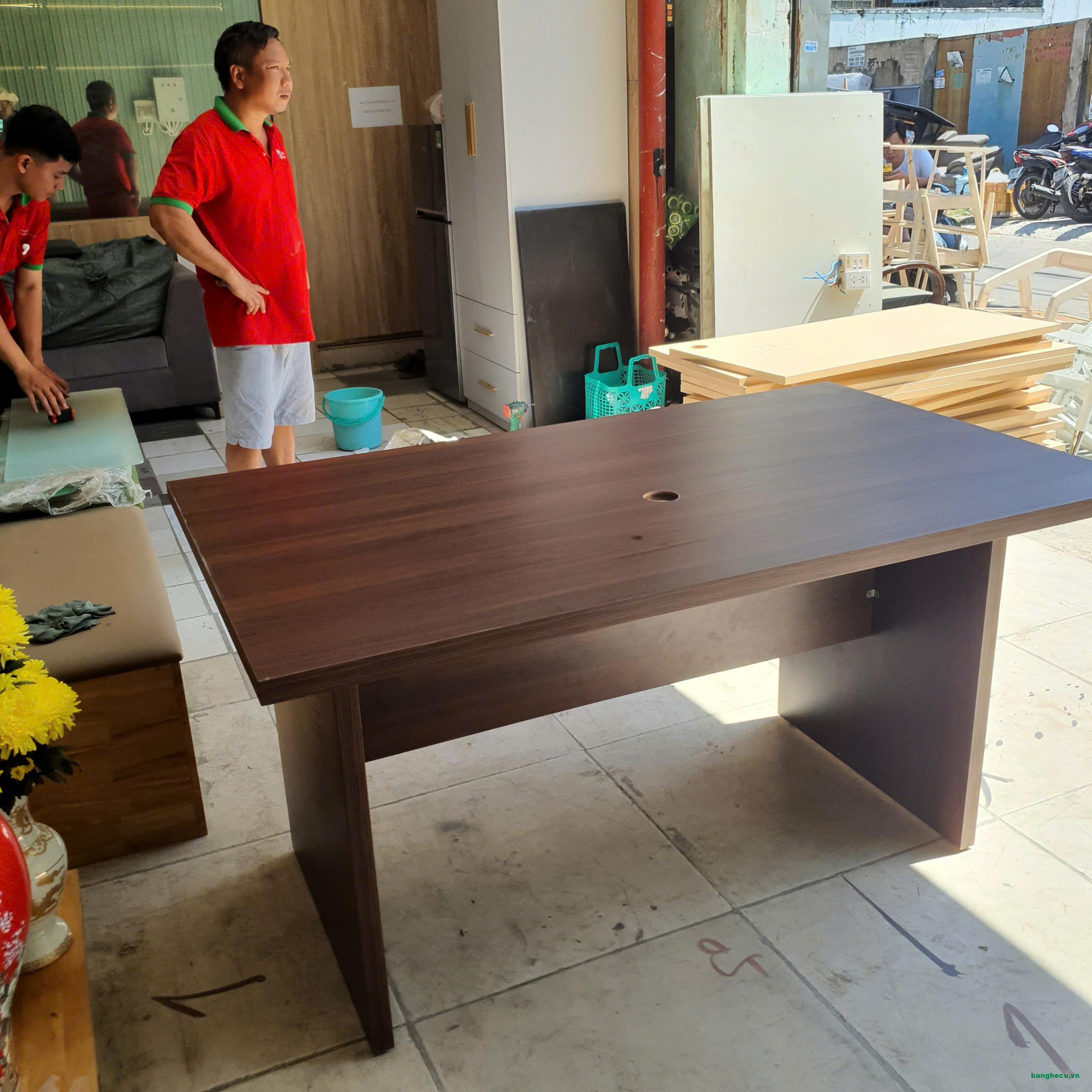 Bàn làm việc 1m5x90cm màu nâu thanh lý