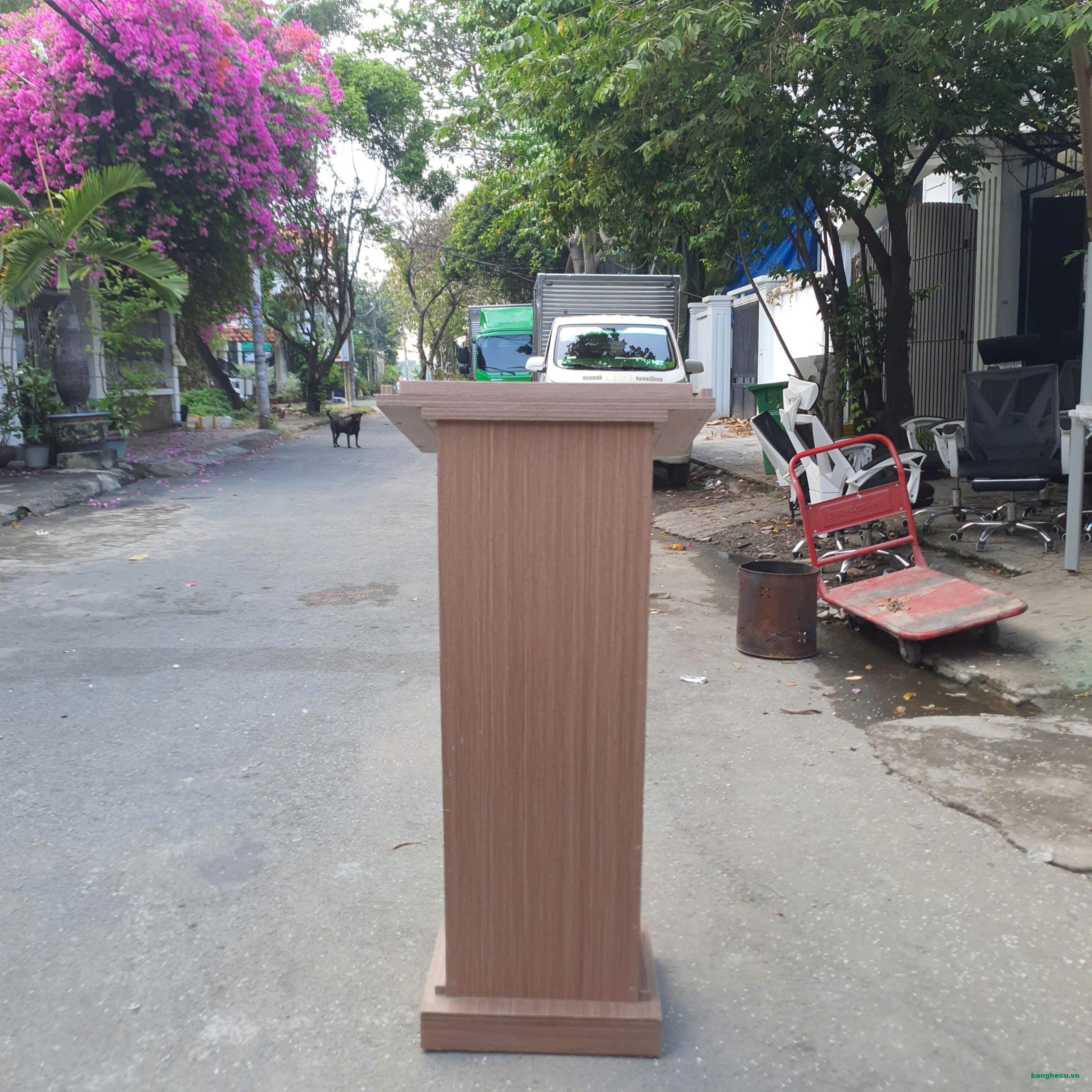 Bục phát biểu gỗ công nghiệp màu nâu cũ cao 1m1 ngang 50cm - Ảnh 4