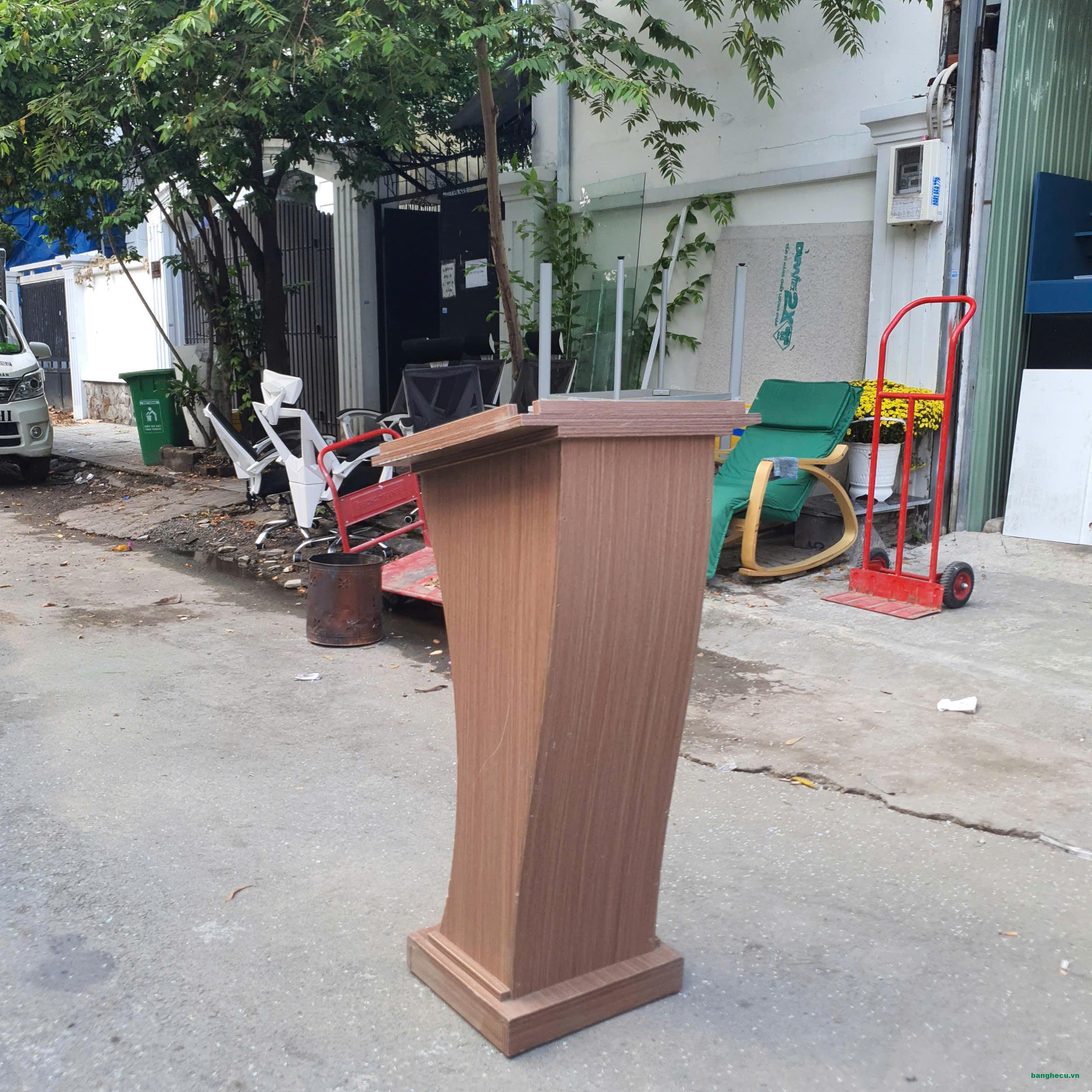 Bục phát biểu gỗ công nghiệp màu nâu cũ cao 1m1 ngang 50cm