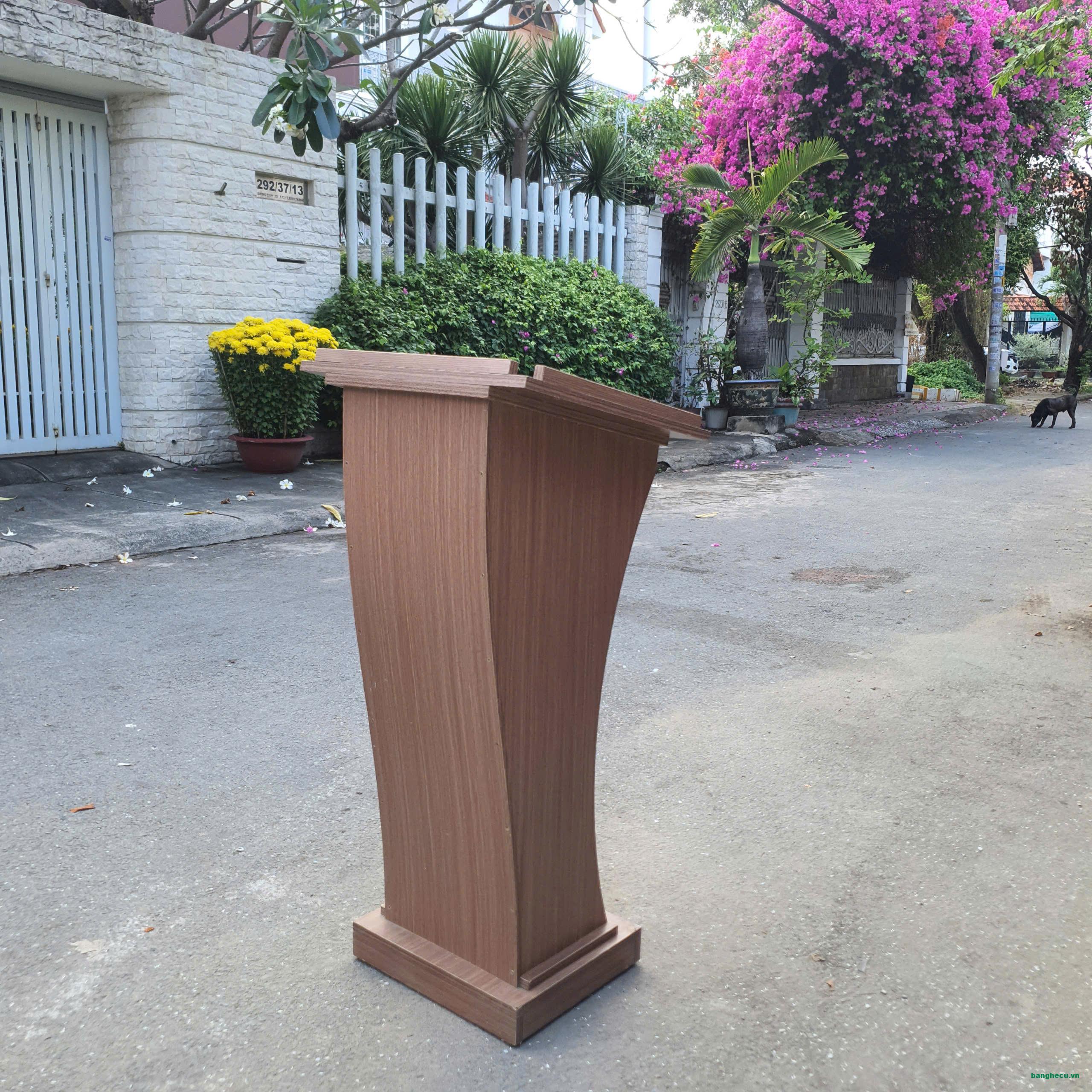 Bục phát biểu gỗ công nghiệp màu nâu cũ cao 1m1 ngang 50cm - Ảnh 2