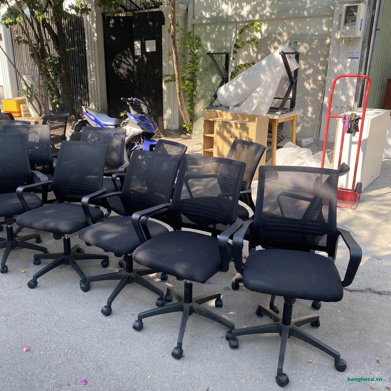 Ghế xoay văn phòng lưng lưới màu đen mới 90%