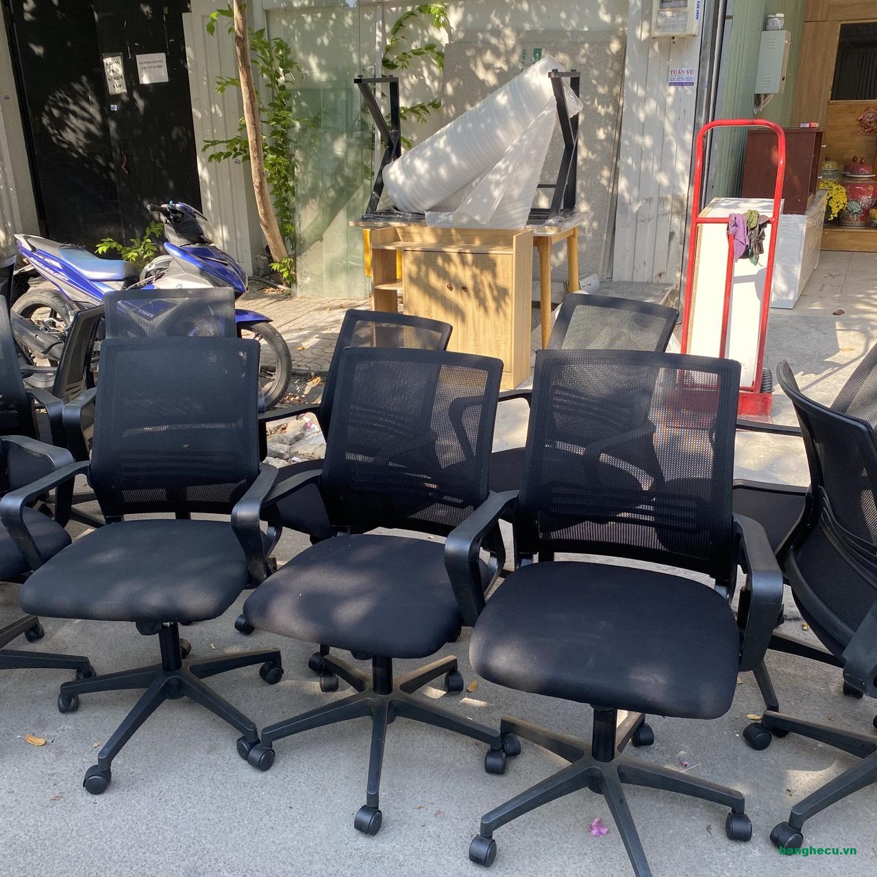 Ghế xoay văn phòng lưng lưới màu đen mới 90% - Ảnh 3