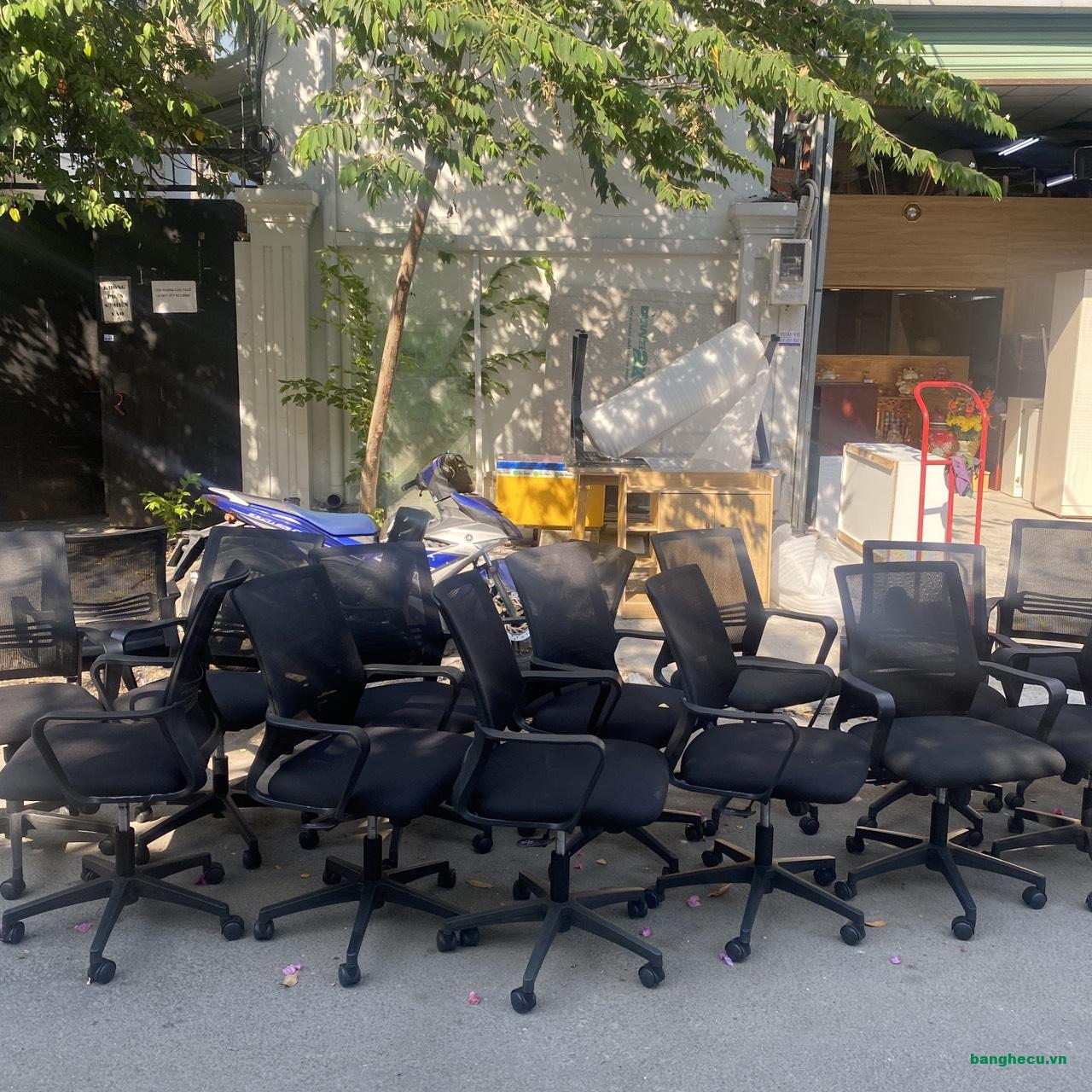 Ghế xoay văn phòng lưng lưới màu đen mới 90% - Ảnh 2