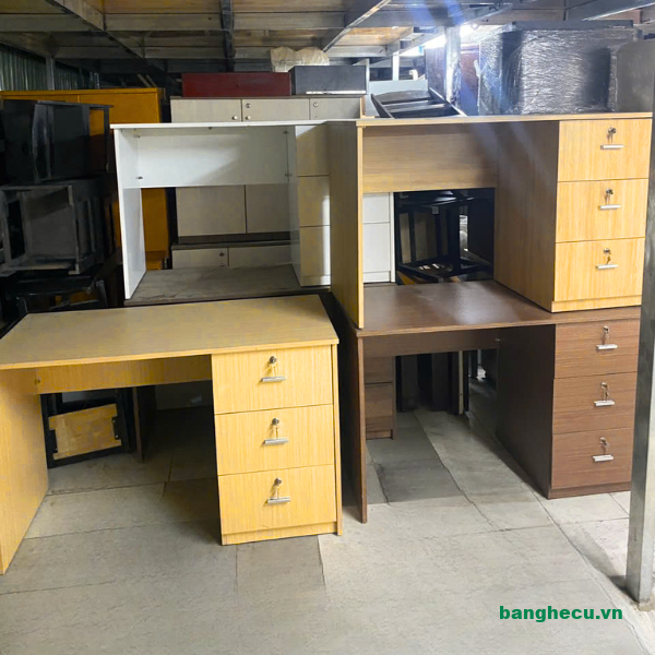 Bàn làm việc 3 hộc có khóa 1m2x60cm mới 100%
