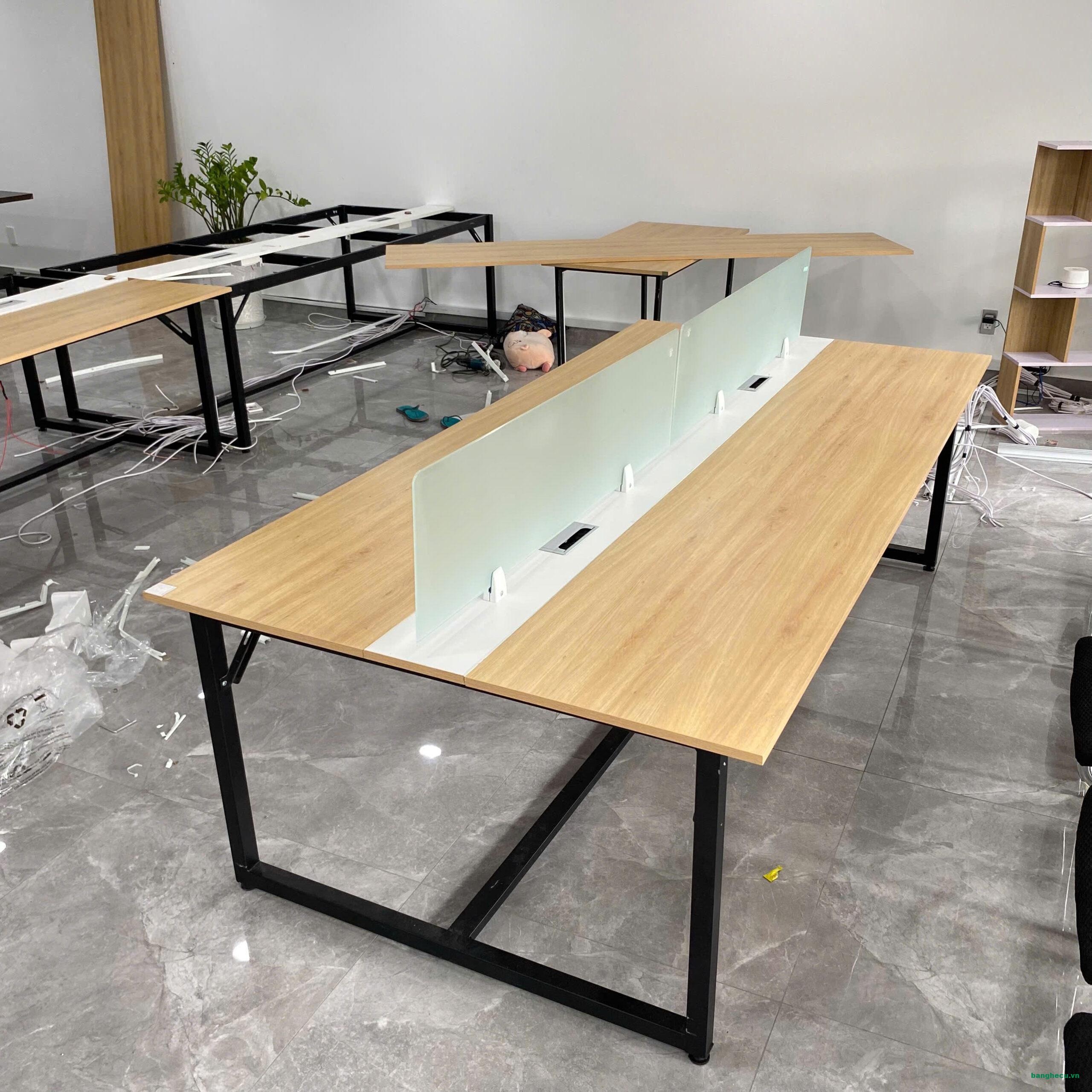 cum-ban-lam-viec-co-vach-ngan-thanh-ly