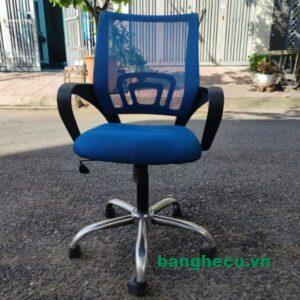 Ghế xoay văn phòng lưng lưới màu xanh mới 90%