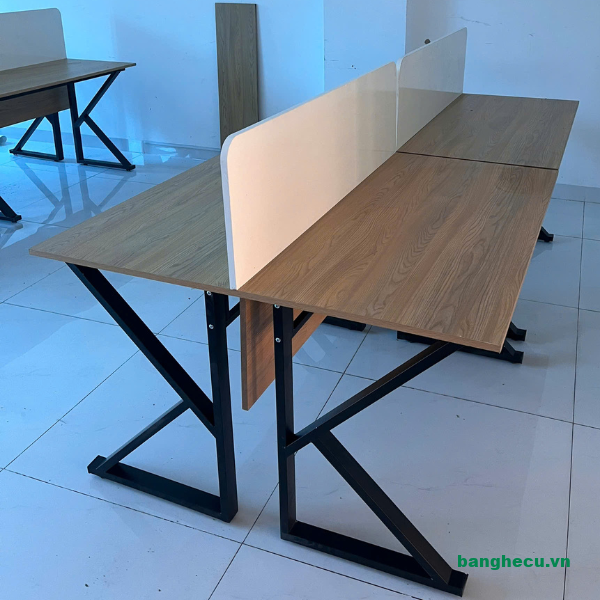 Cụm bàn chân sắt chữ K có vách ngăn mới 100%