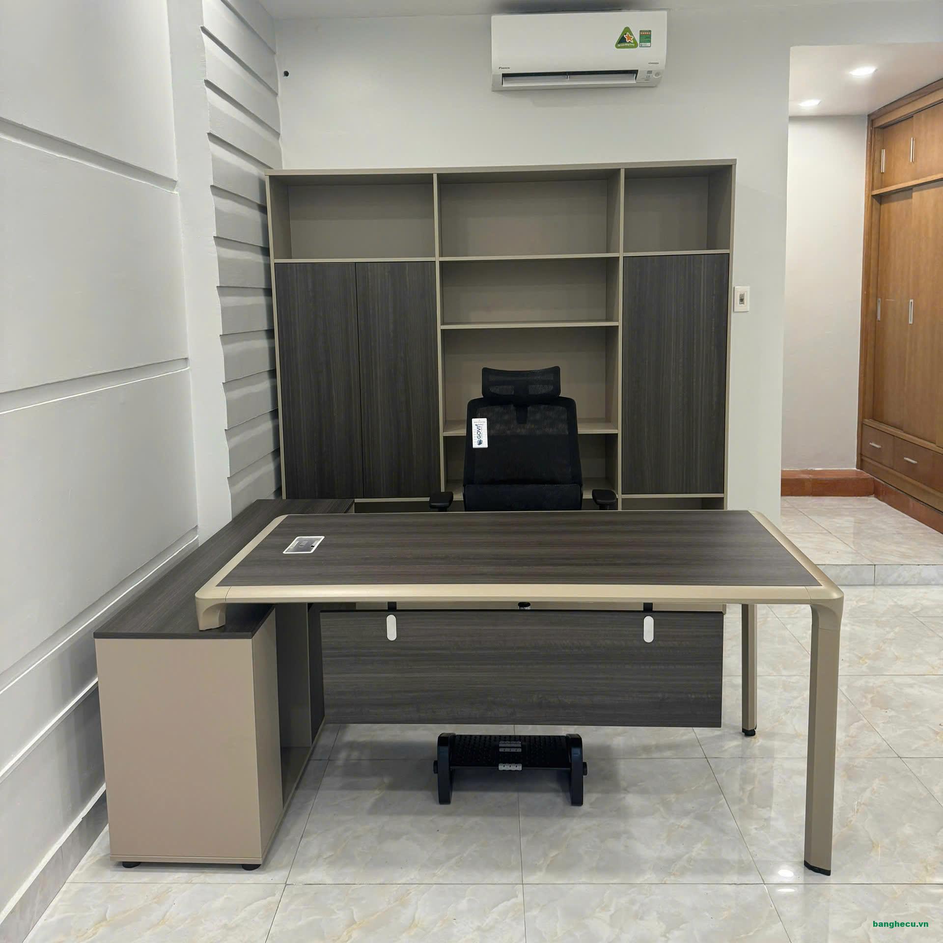 Bàn Giám đốc chữ L chân sắt hiện đại tồn kho