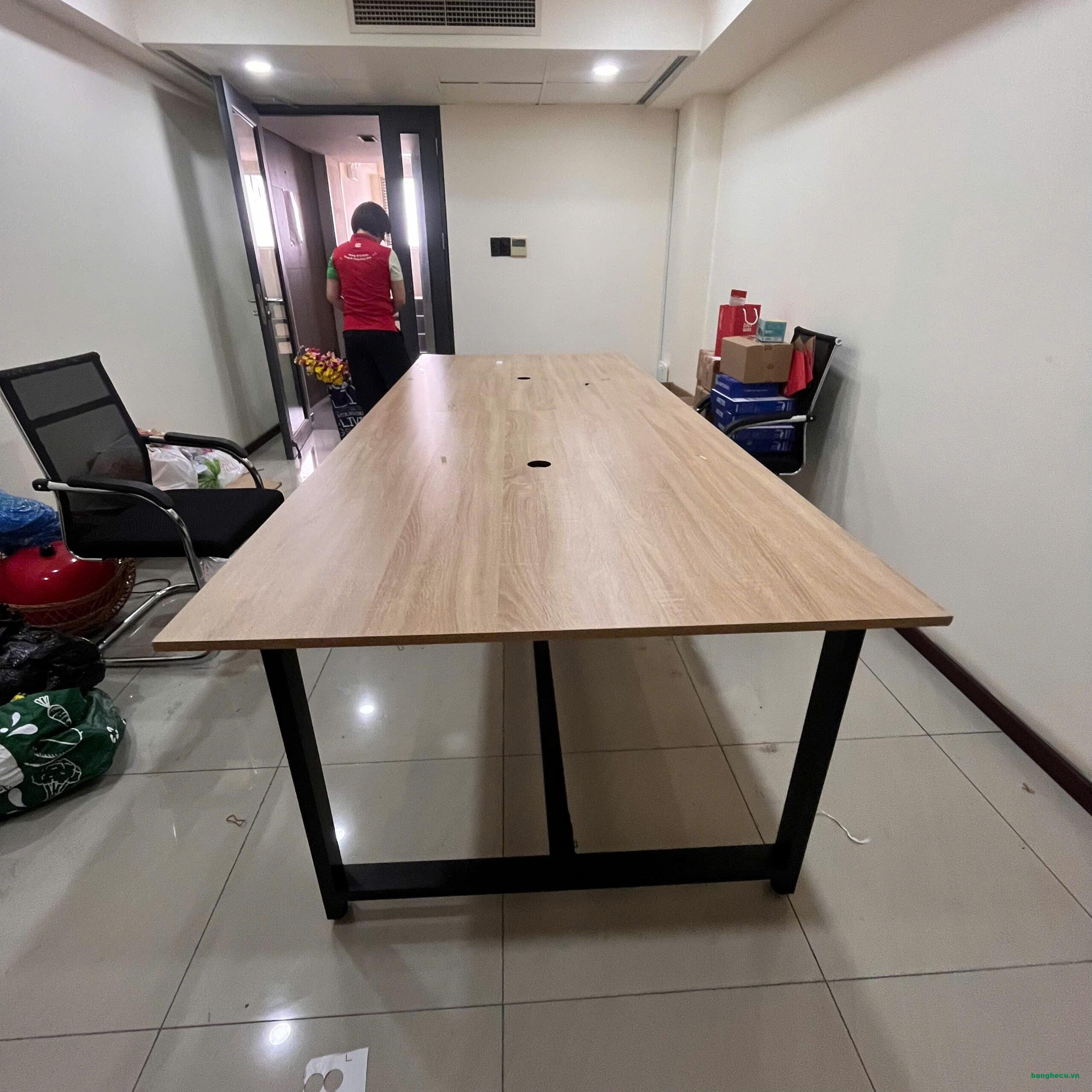 Bàn họp chân sắt 1m1x2m7 mới 90%