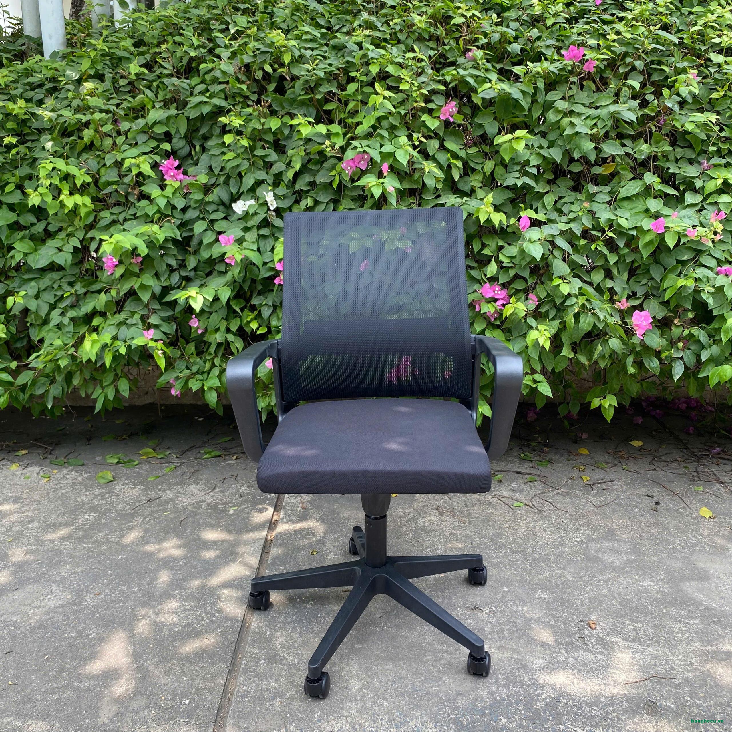 Ghế xoay văn phòng lưng lưới màu đen mới 100%