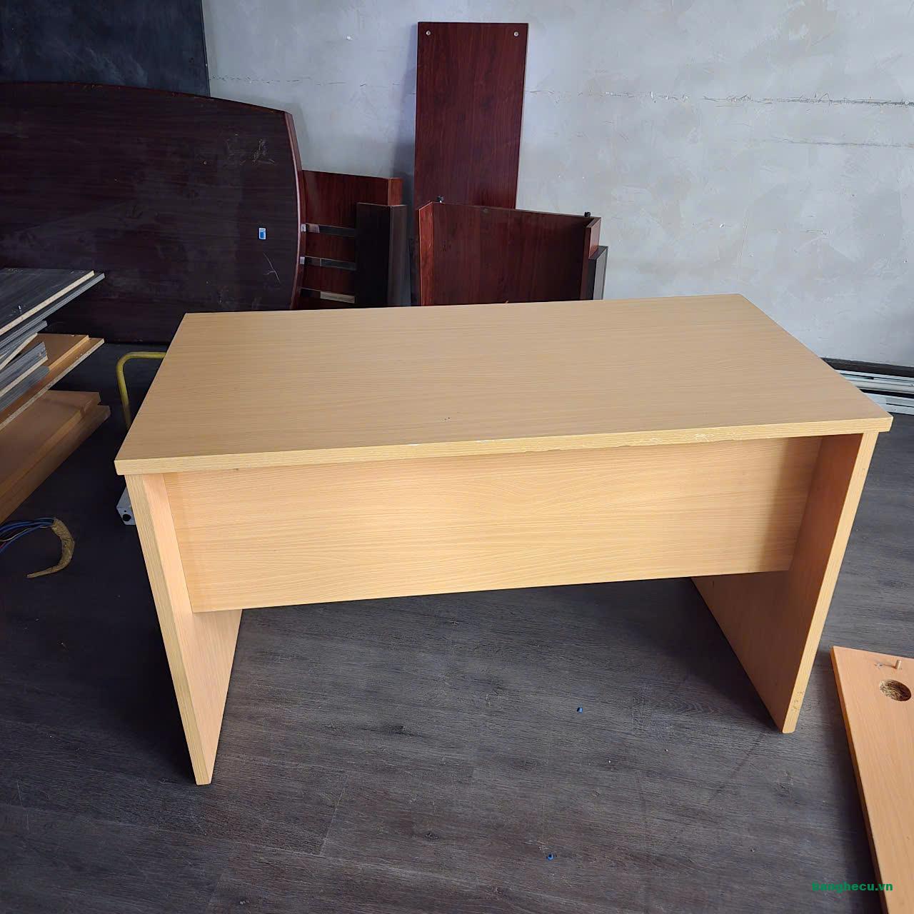 Bàn làm việc gỗ công nghiệp 1m2x60cm mới 90%