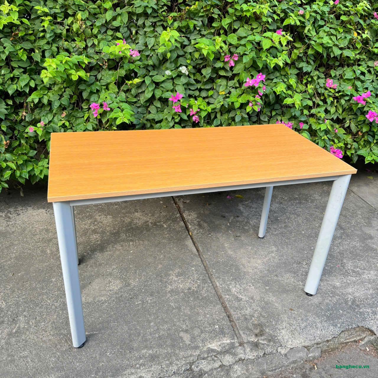 Bàn làm việc hòa phát chân elip 1m2 x 60cm thanh lý