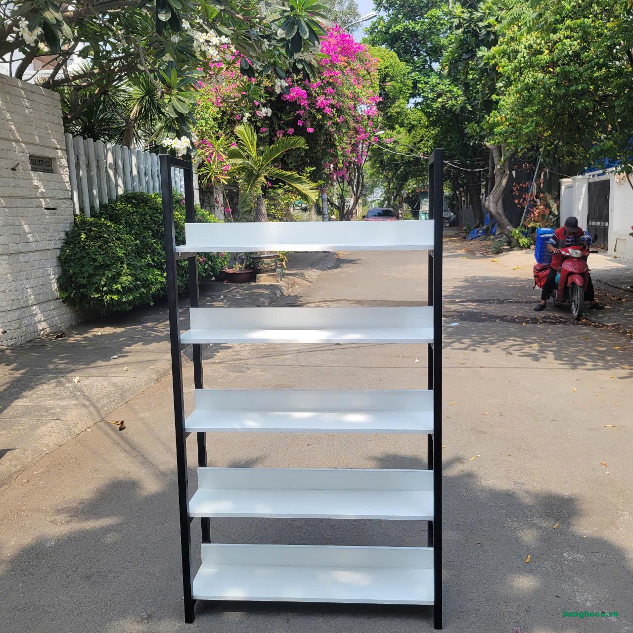 Kệ trưng bày khung sắt 1mx2m mới 100%