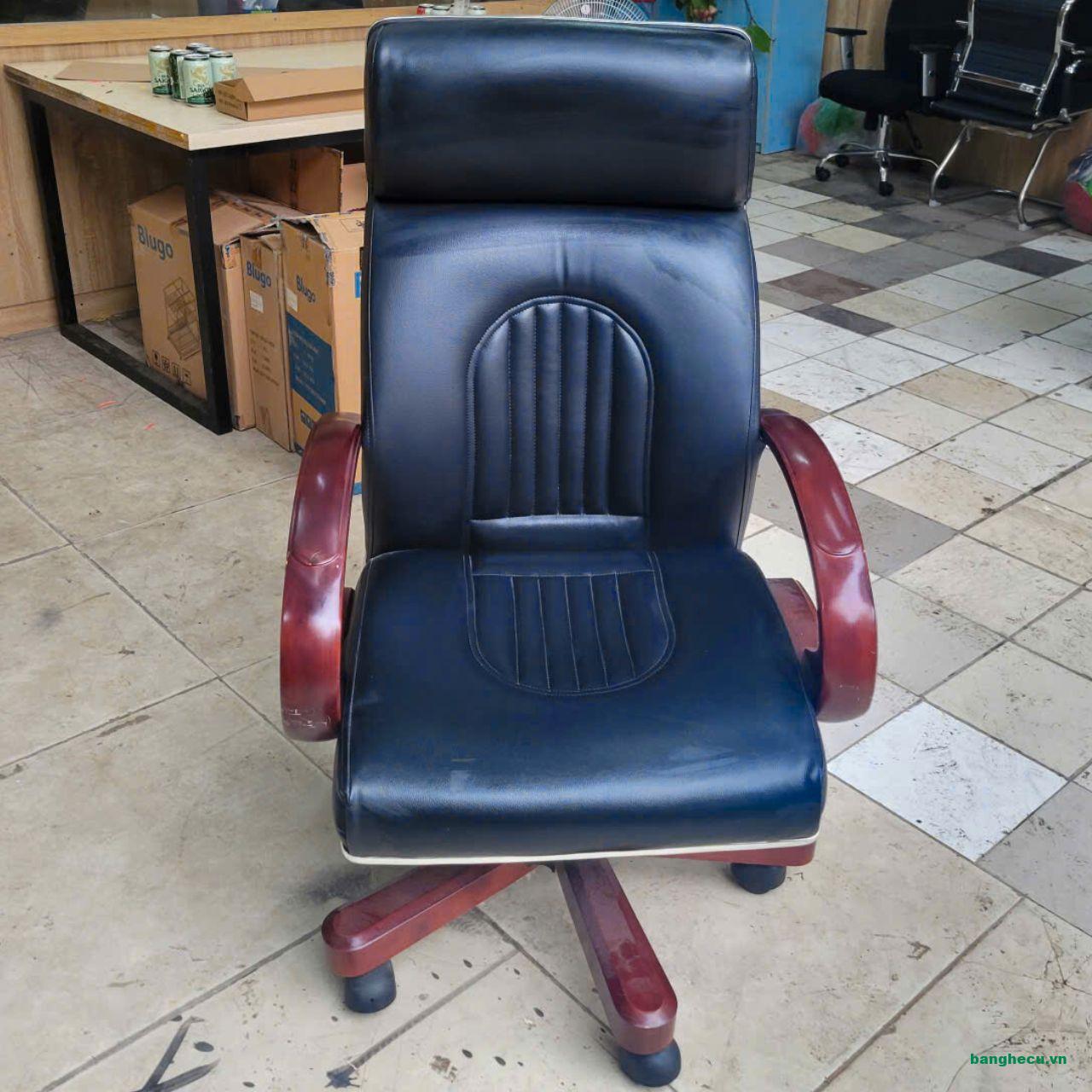 Ghế xoay Giám đốc bọc da chân gỗ mới 90%