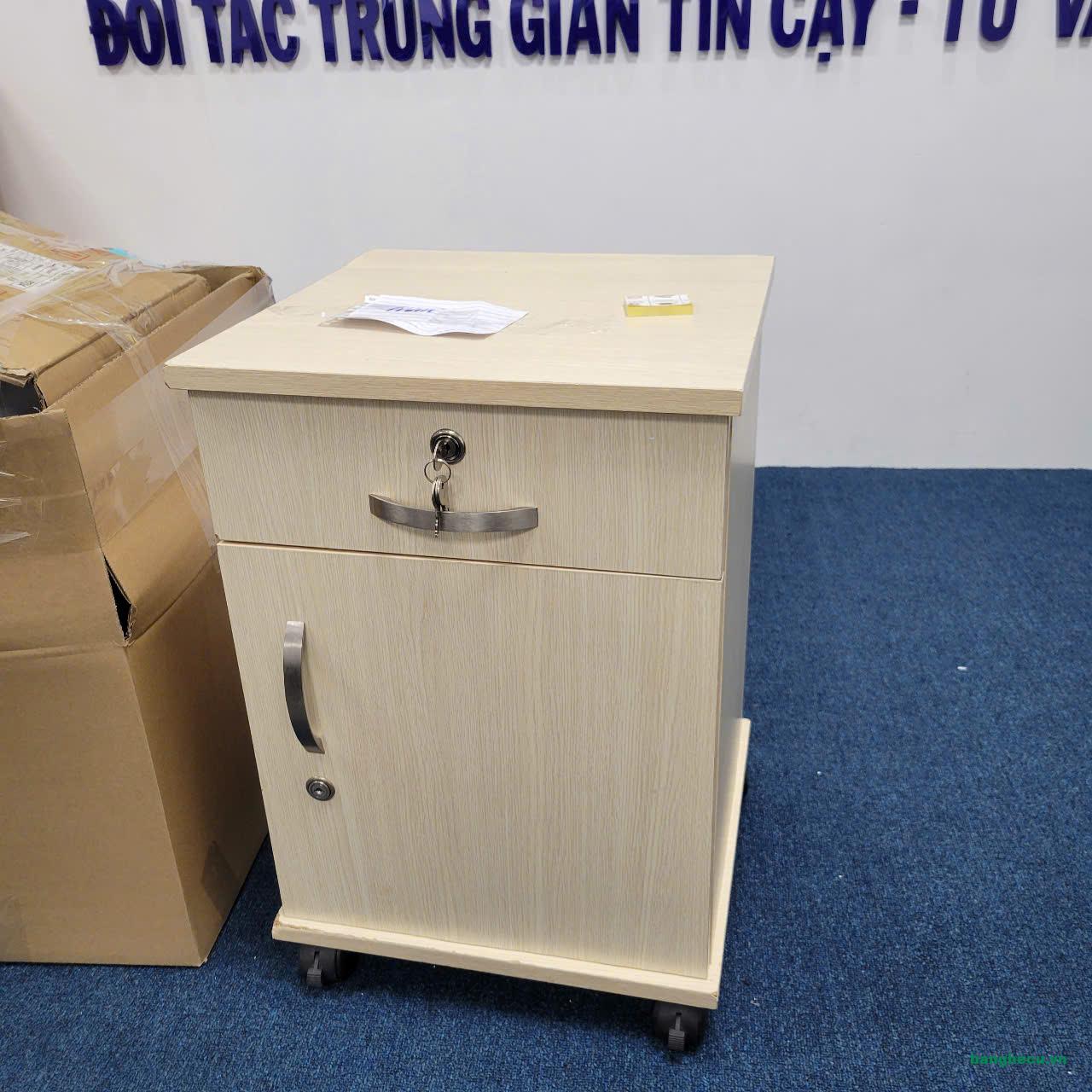 tu-cabin-2-hoc-cu-co-banh-xe-di-chuyen-thanh-ly-mau-kem