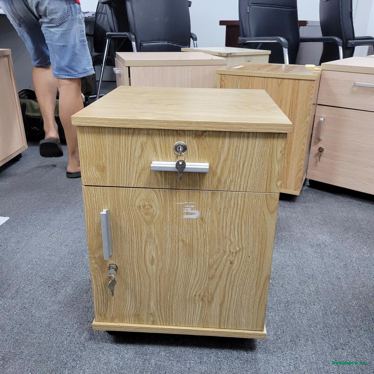 tu-cabin-2-hoc-cu-co-banh-xe-di-chuyen-thanh-ly
