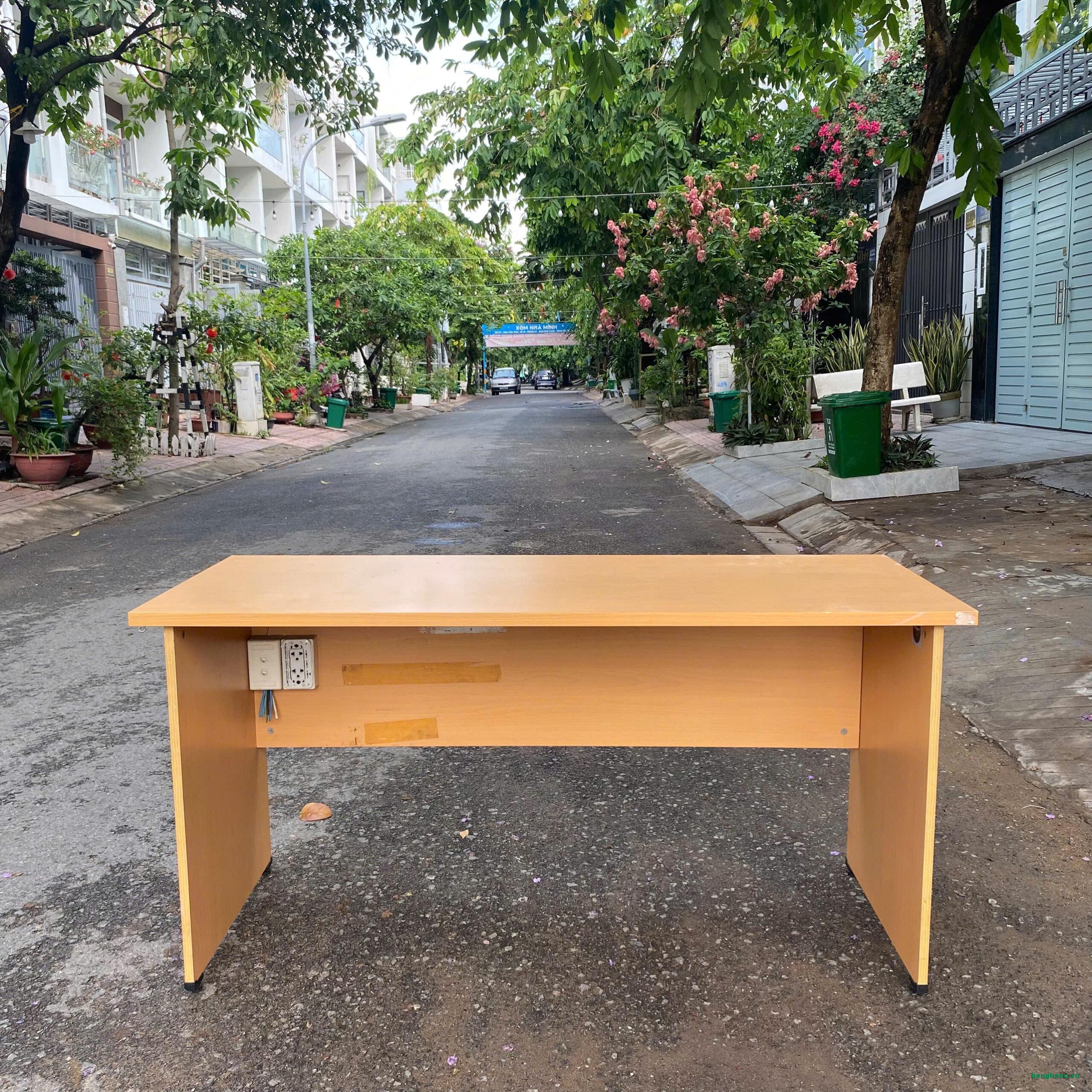 Bàn làm việc Trưởng phòng cũ 1m5x60cm màu vàng - Ảnh 2