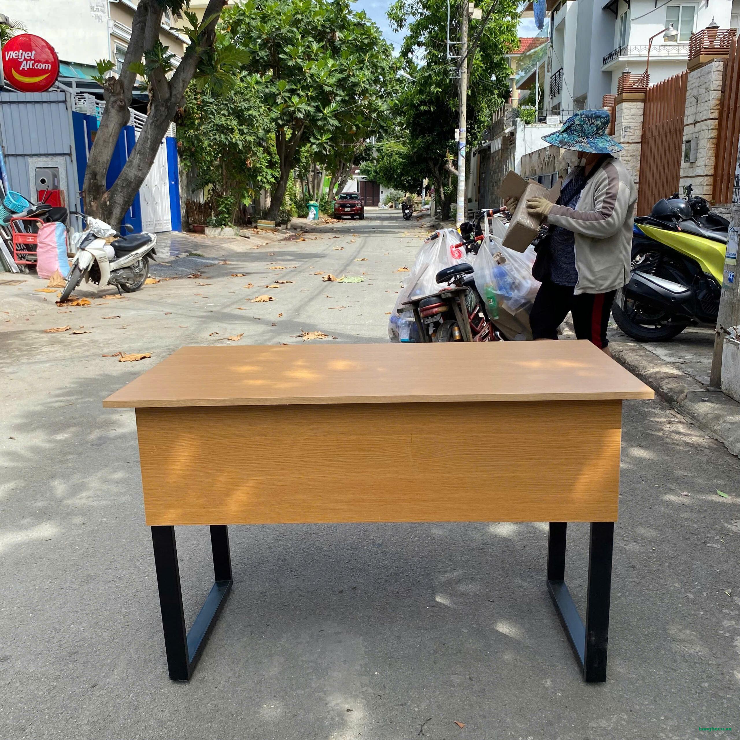 Bàn làm việc 1m2 chân sắt có hộc mới 100%