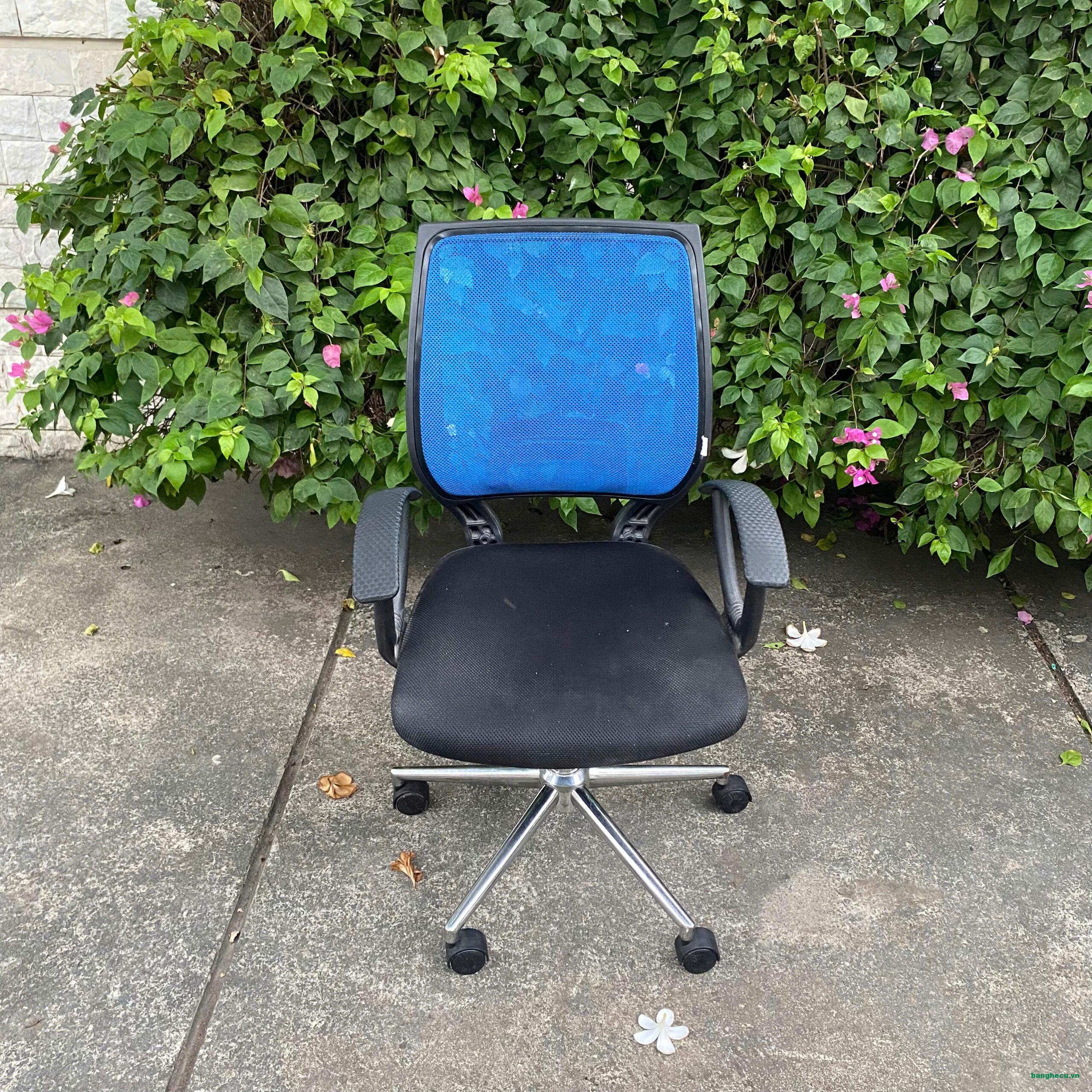 Ghế xoay văn phòng lưng lưới xanh chân inox như mới