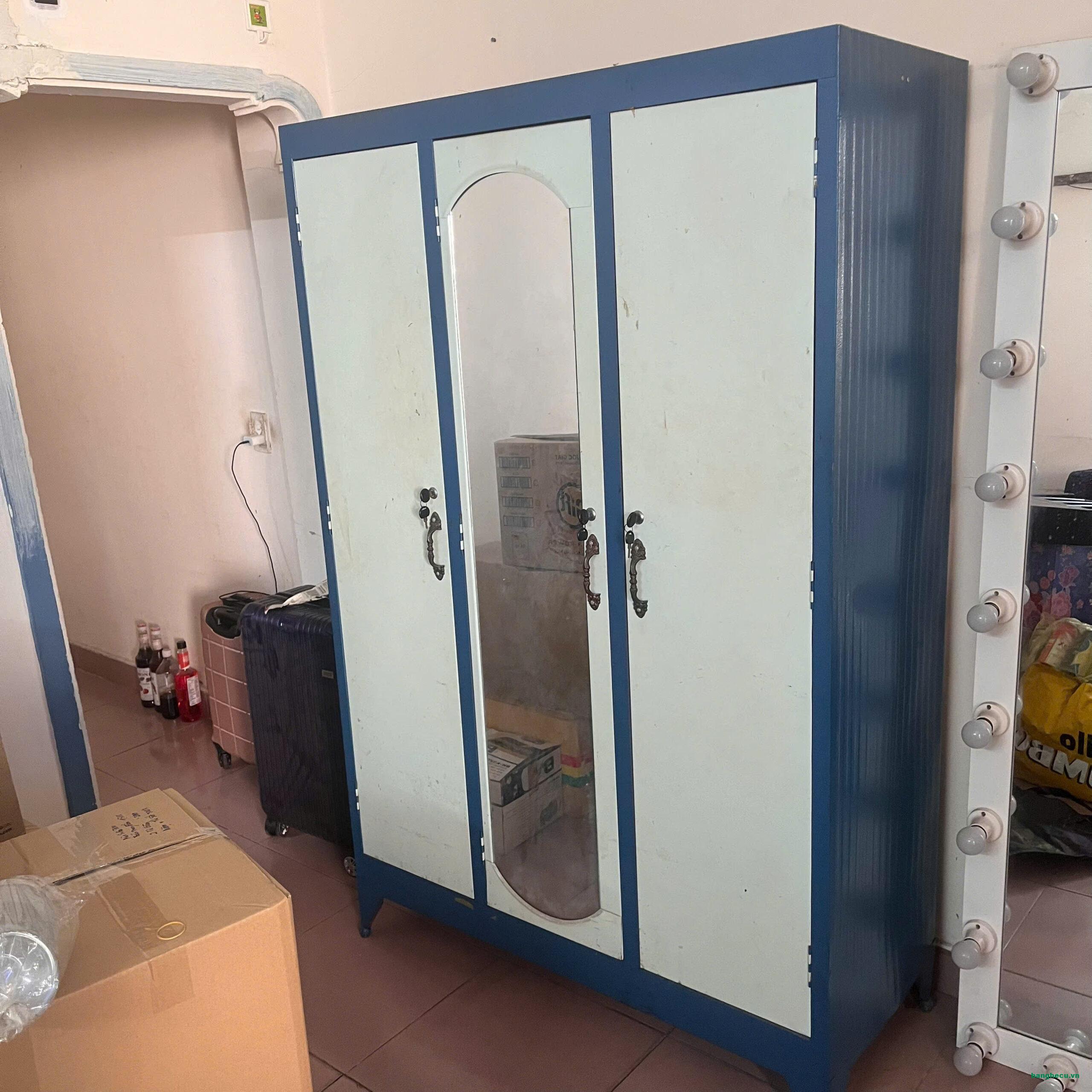 Tủ quần áo sắt 3 cánh cũ có gương 1m2x1m8