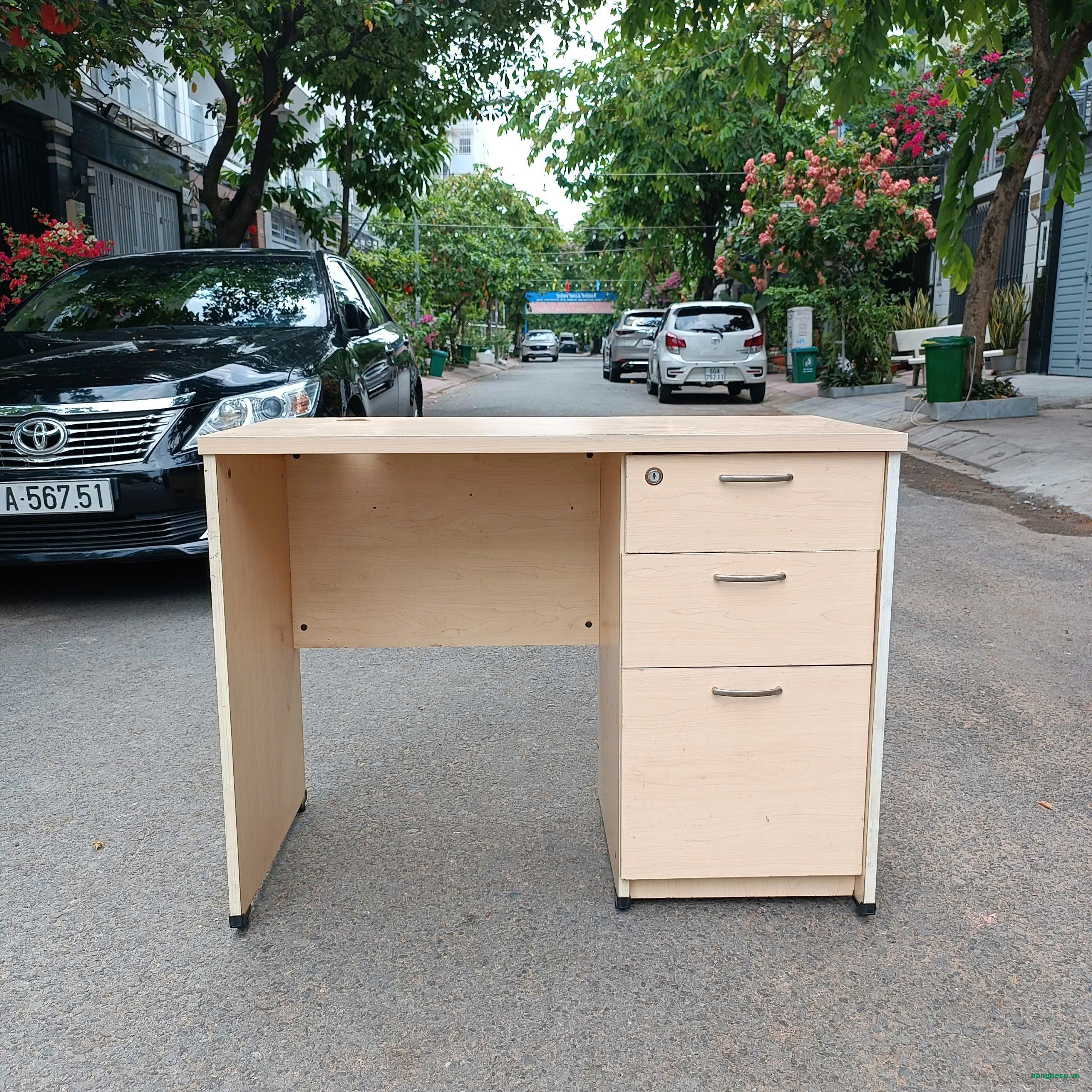 Bàn làm việc kem cũ 1mx50cm có hộc