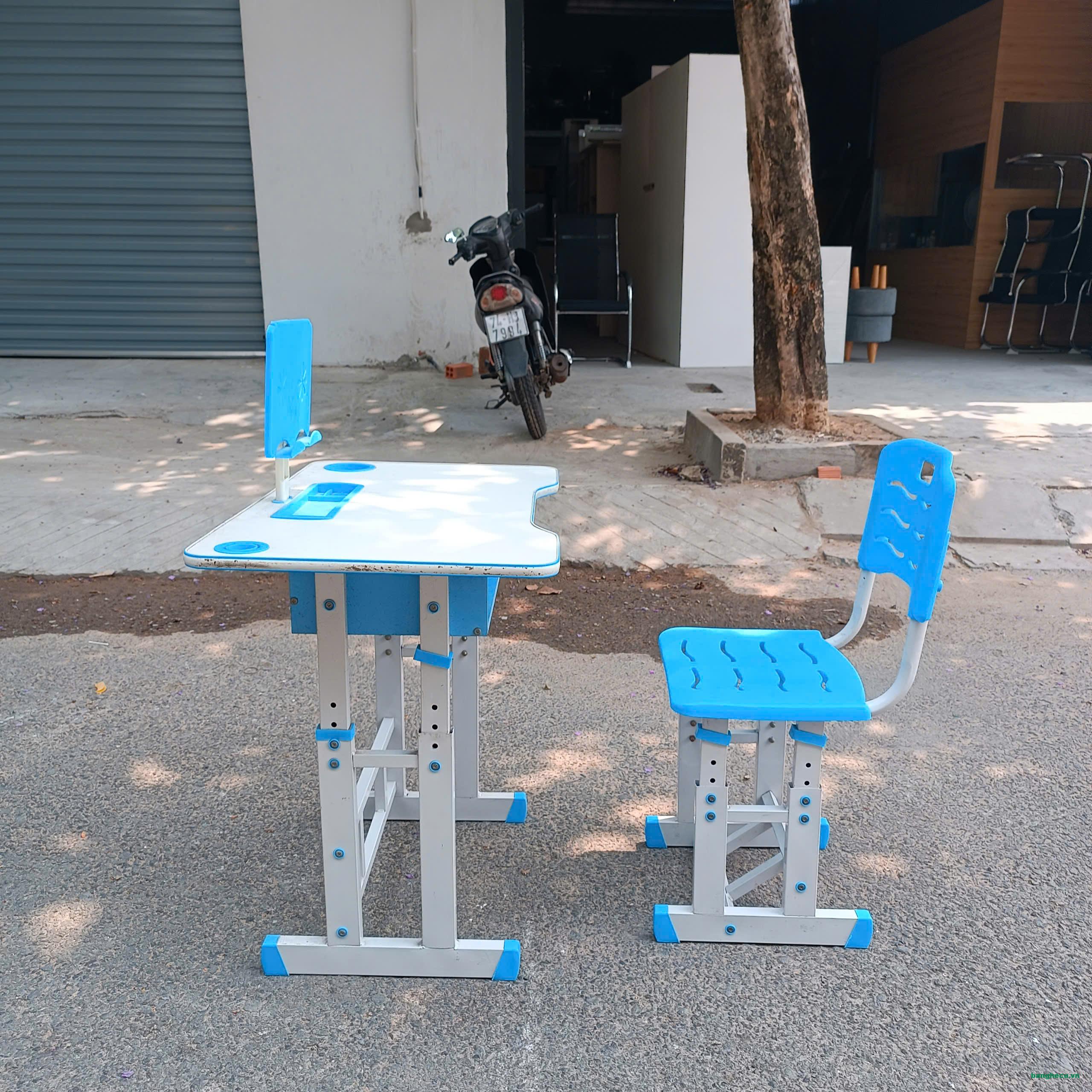 Bộ bàn ghế ngồi học chống gù cho bé cũ đẹp