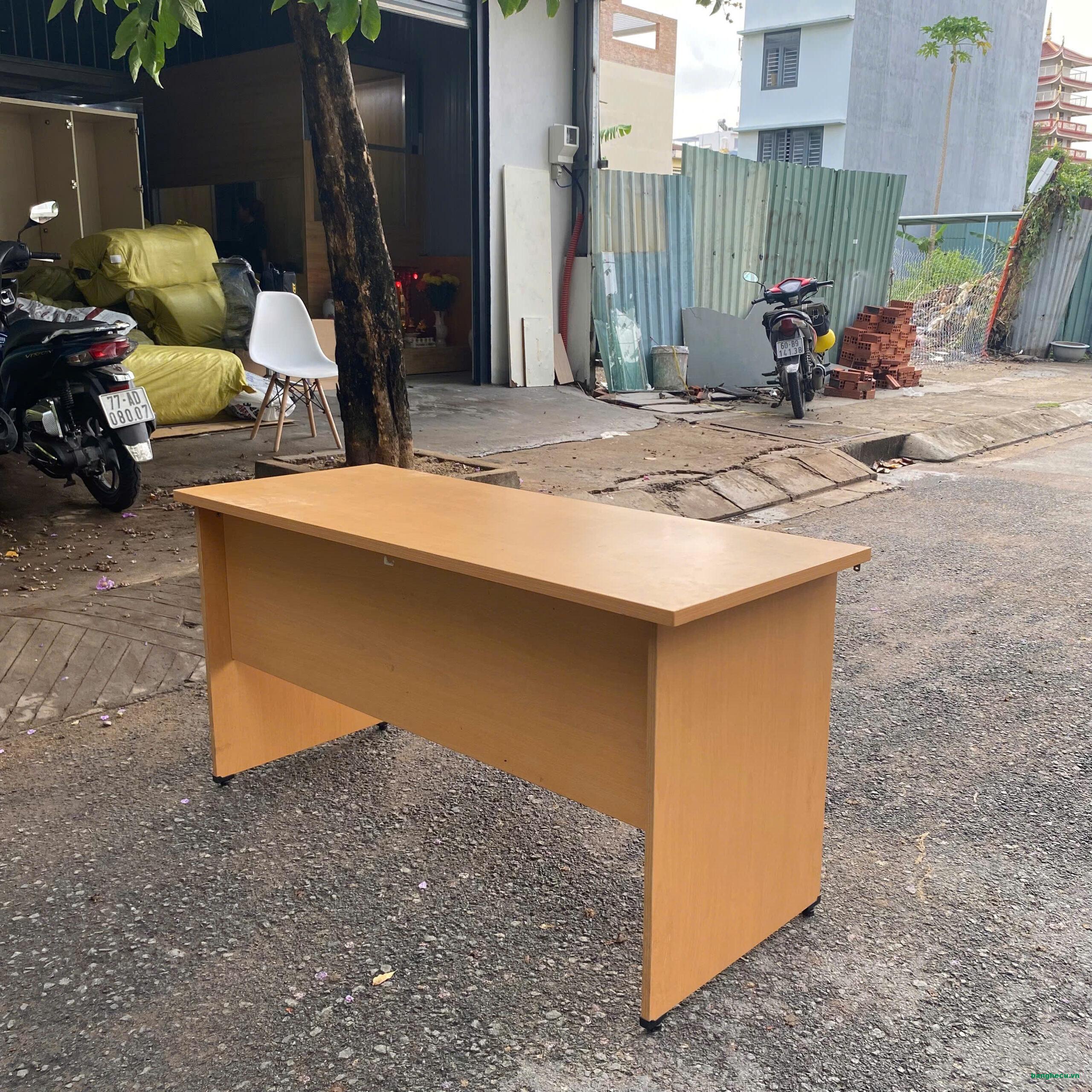 Bàn làm việc Trưởng phòng cũ 1m5x60cm màu vàng