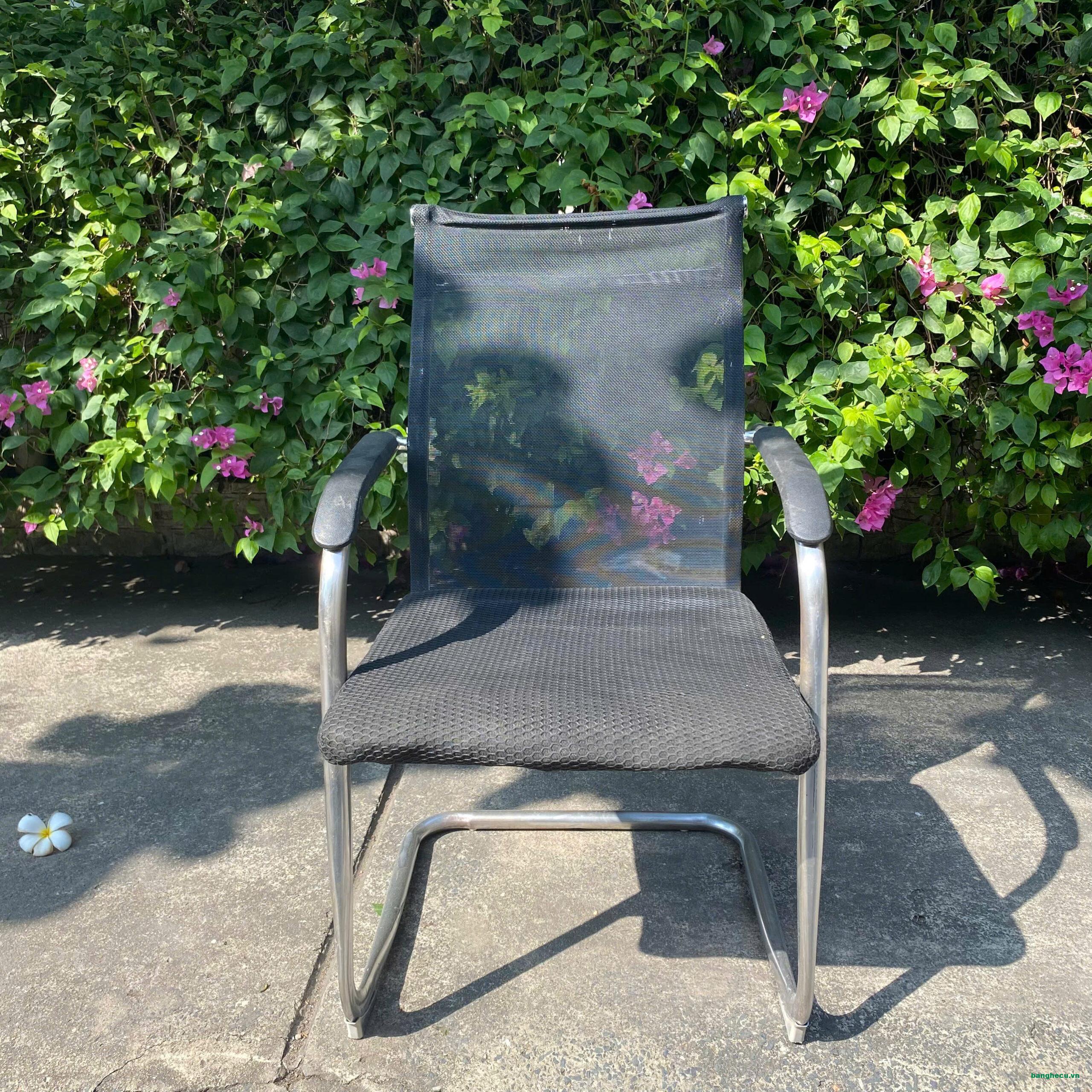 Ghế lưới chân quỳ inox cũ màu đen