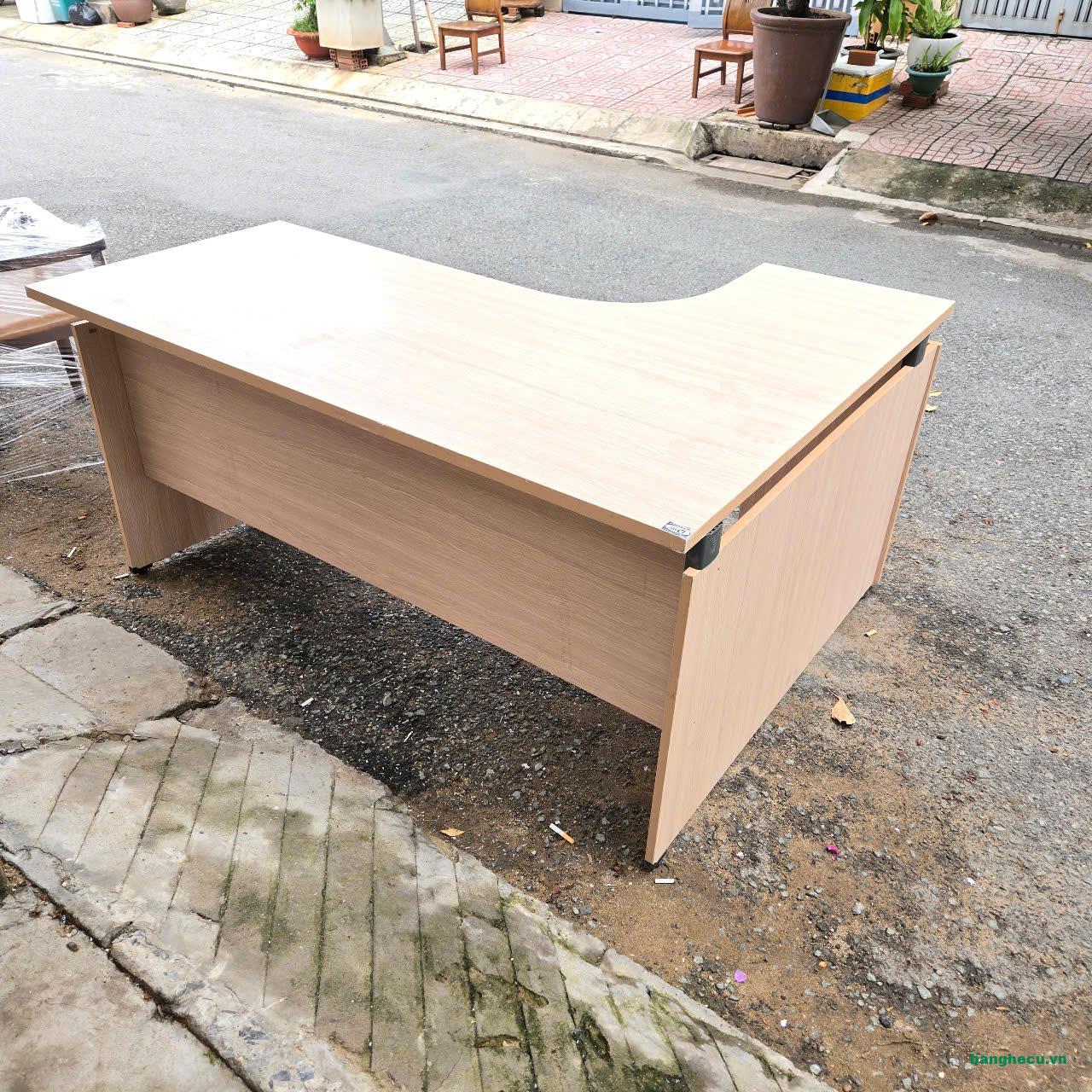 Bàn làm việc Hòa Phát chữ L 1m6x1m2 mới 90%