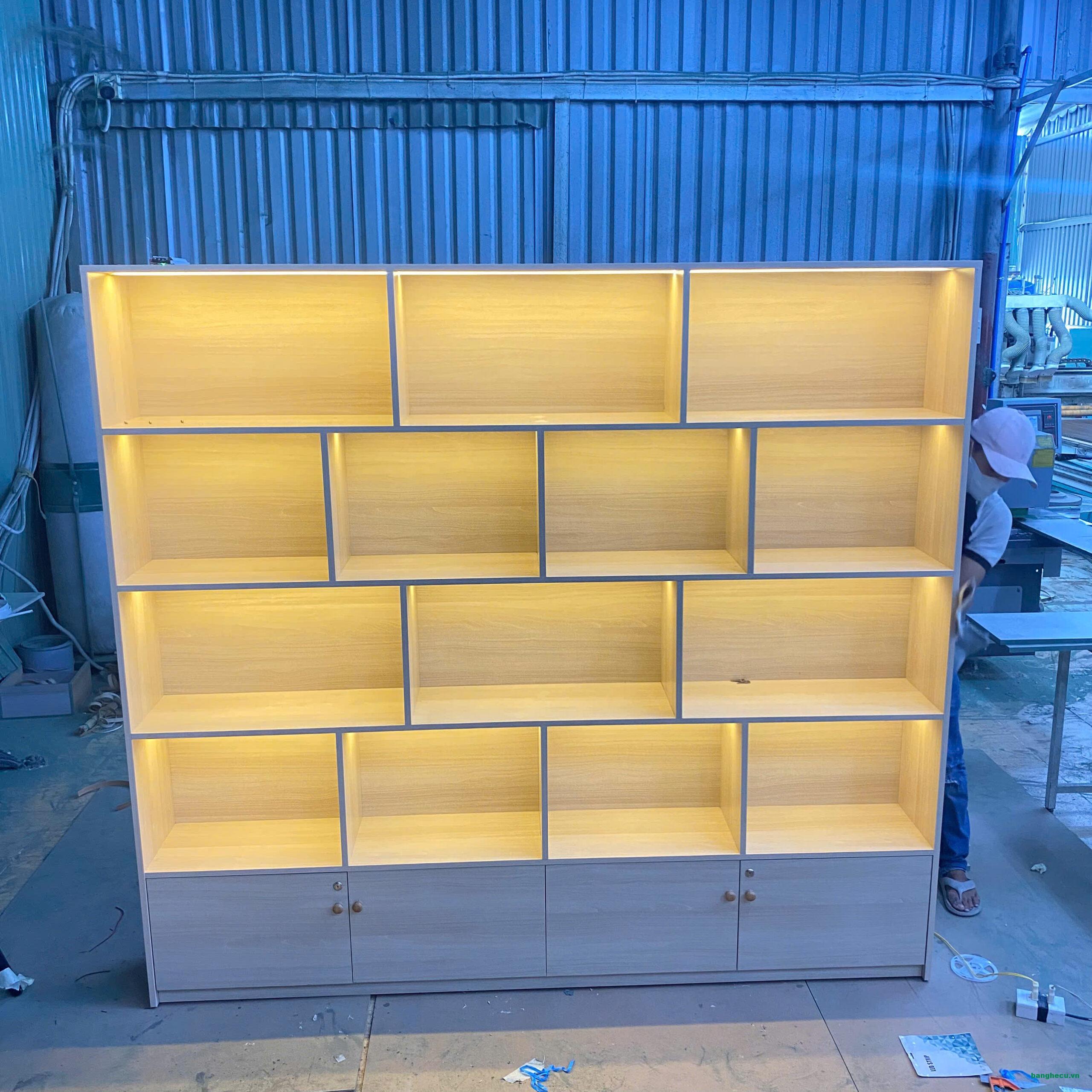 Tủ trưng bày gỗ MDF chống ẩm có LED 2m2x2m