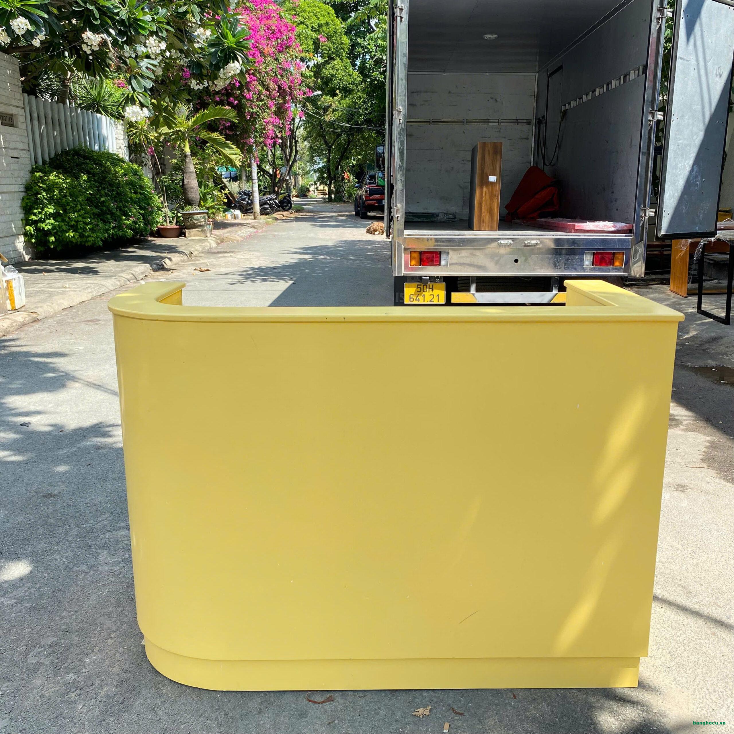 Quầy lễ tân chữ U màu vàng cũ gỗ MDF