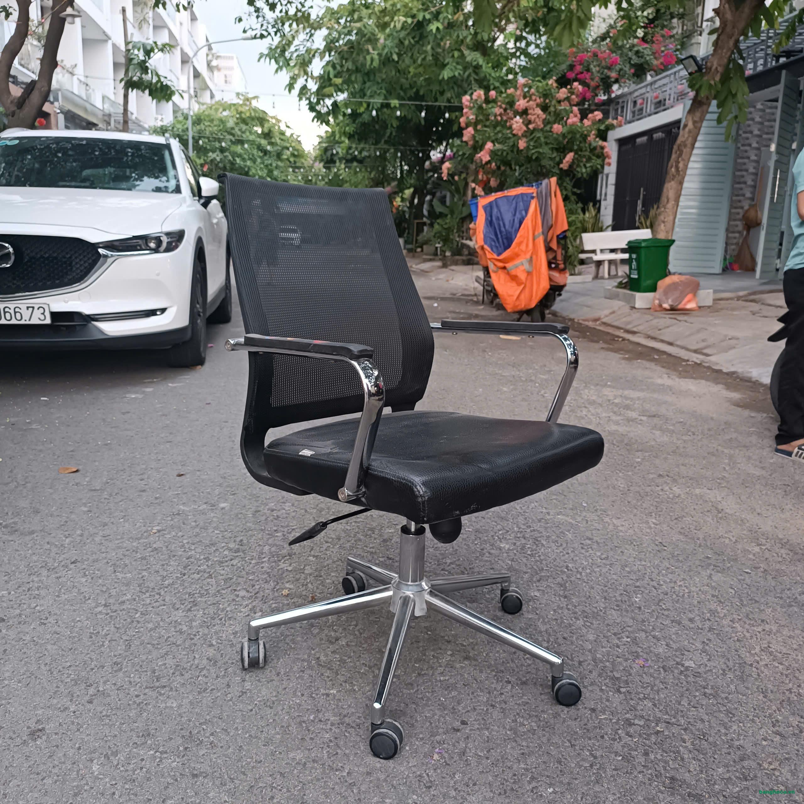 Ghế lưới xoay chân inox nệm da mới 90%