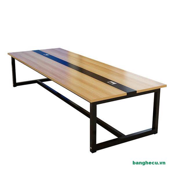 Bàn họp văn phòng chân sắt 2m4 mặt MDF kẻ sọc
