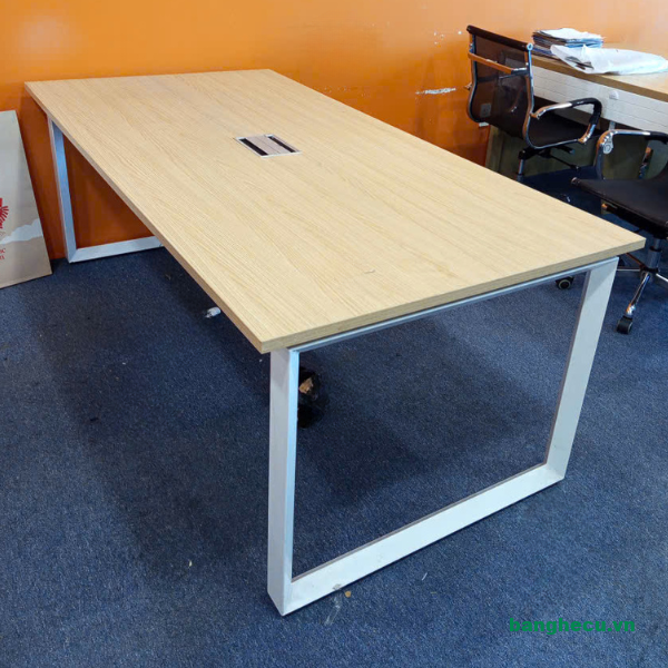 ban-hop-chan-sat-thanh-ly