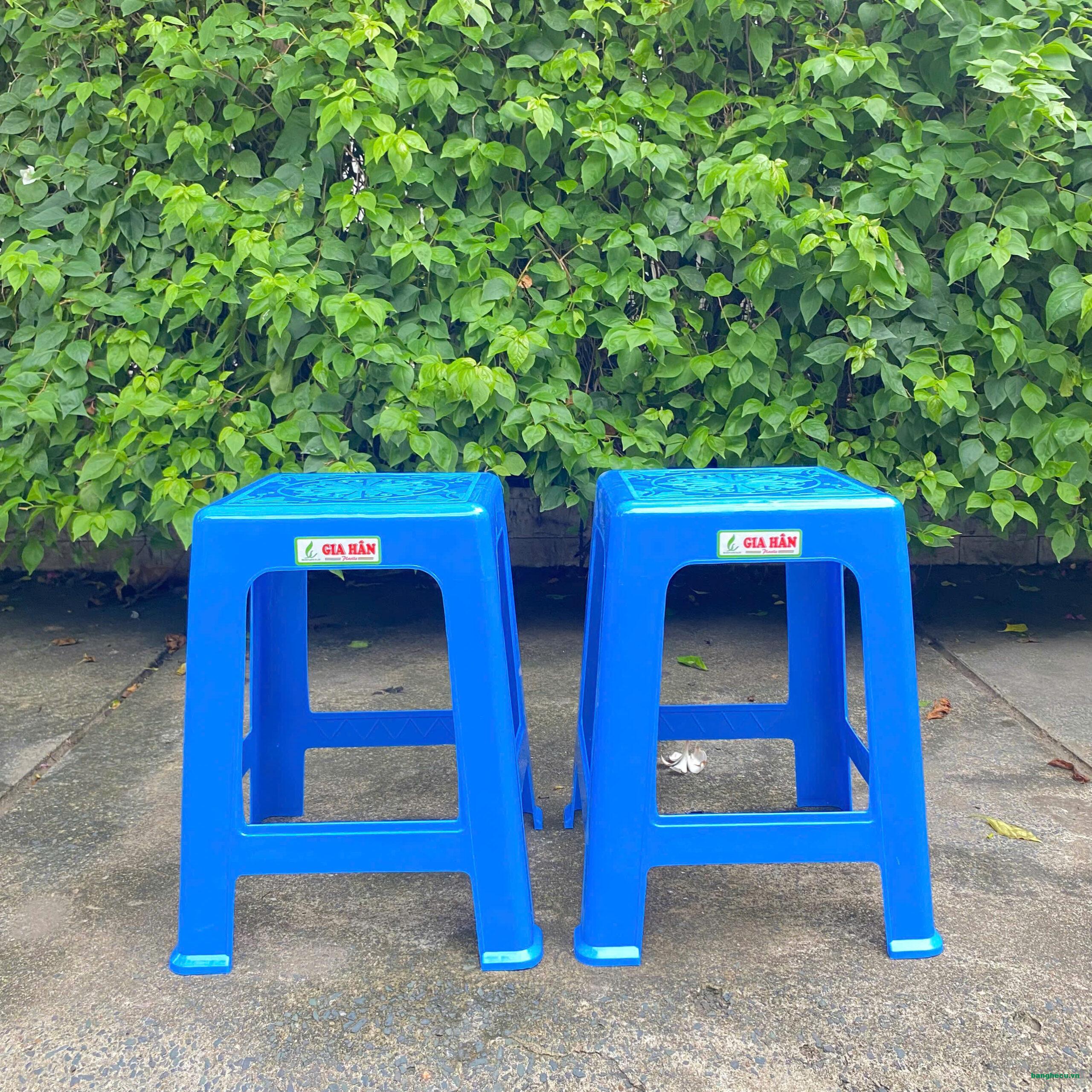 ghe-nhua-cho-ban-hoc-sinh