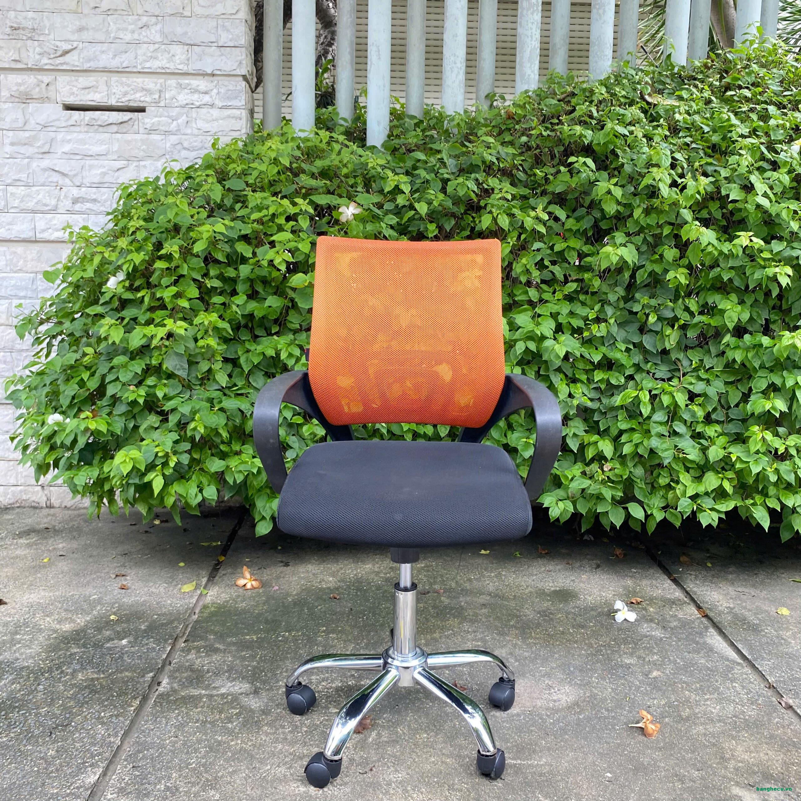 Ghế xoay Funiture lưng lưới màu cam mới 90%