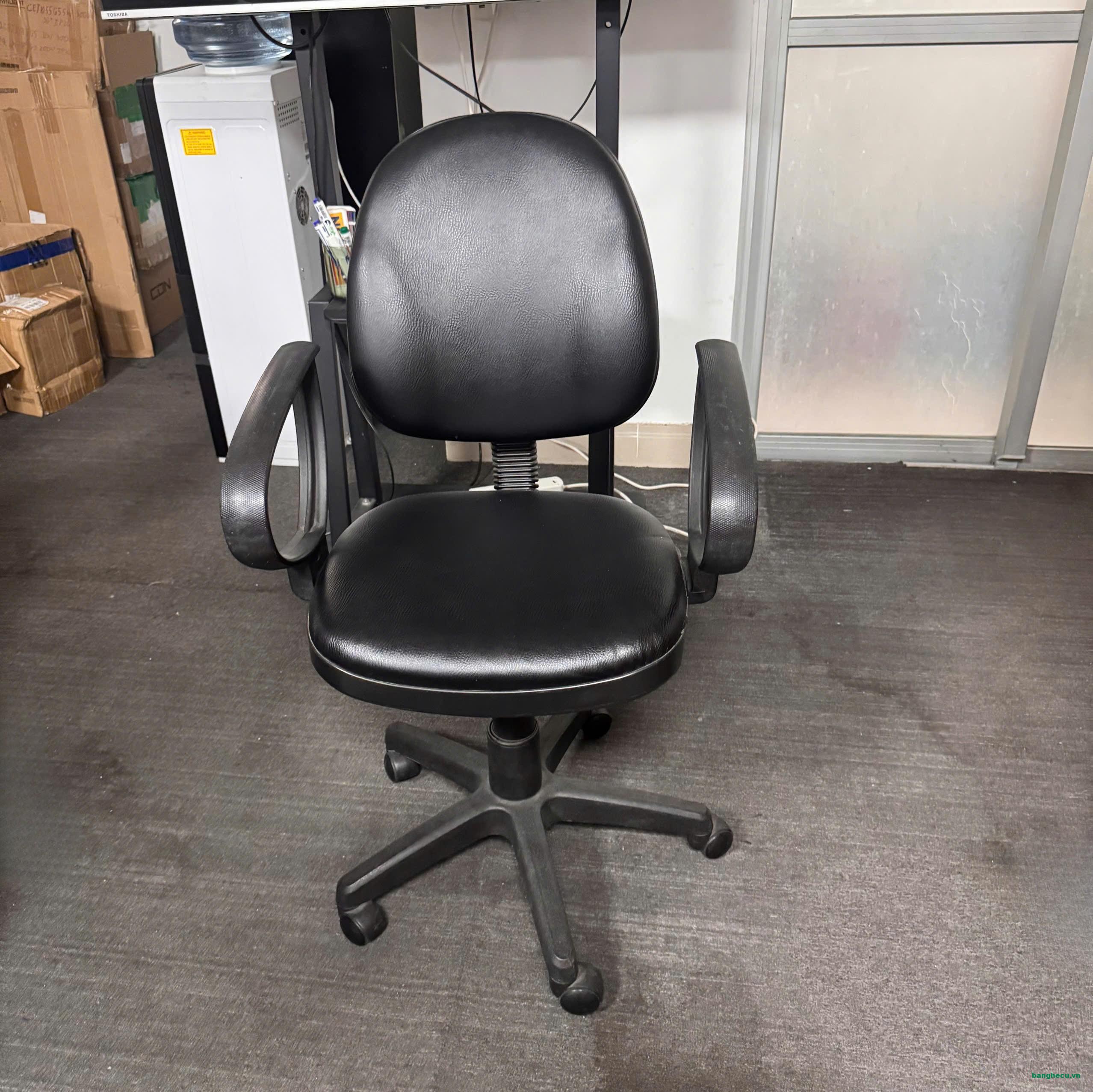 ghen-da-chan-xoay-nhan-vien